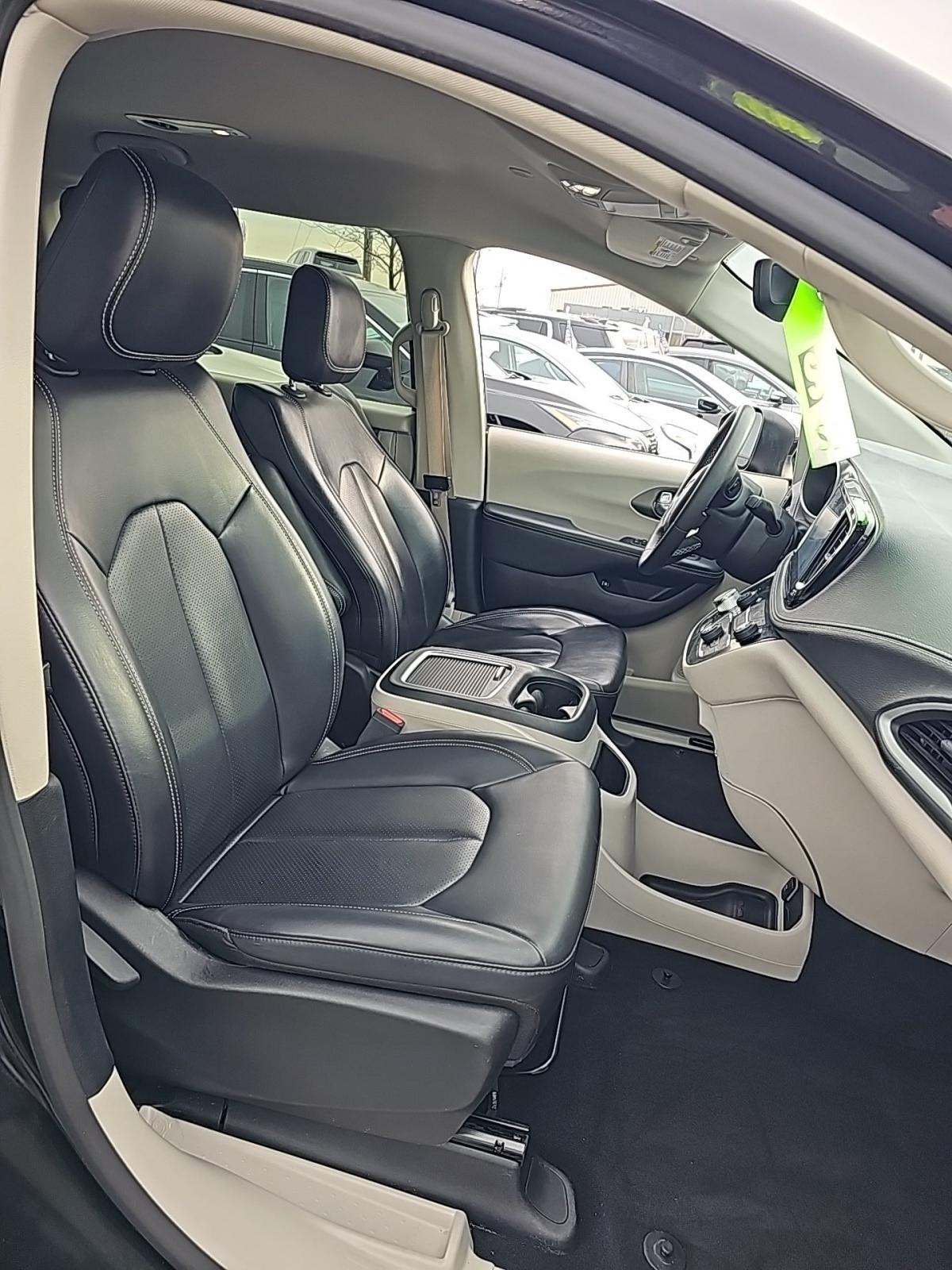 2023 Chrysler Pacifica Hybrid Touring L FWD