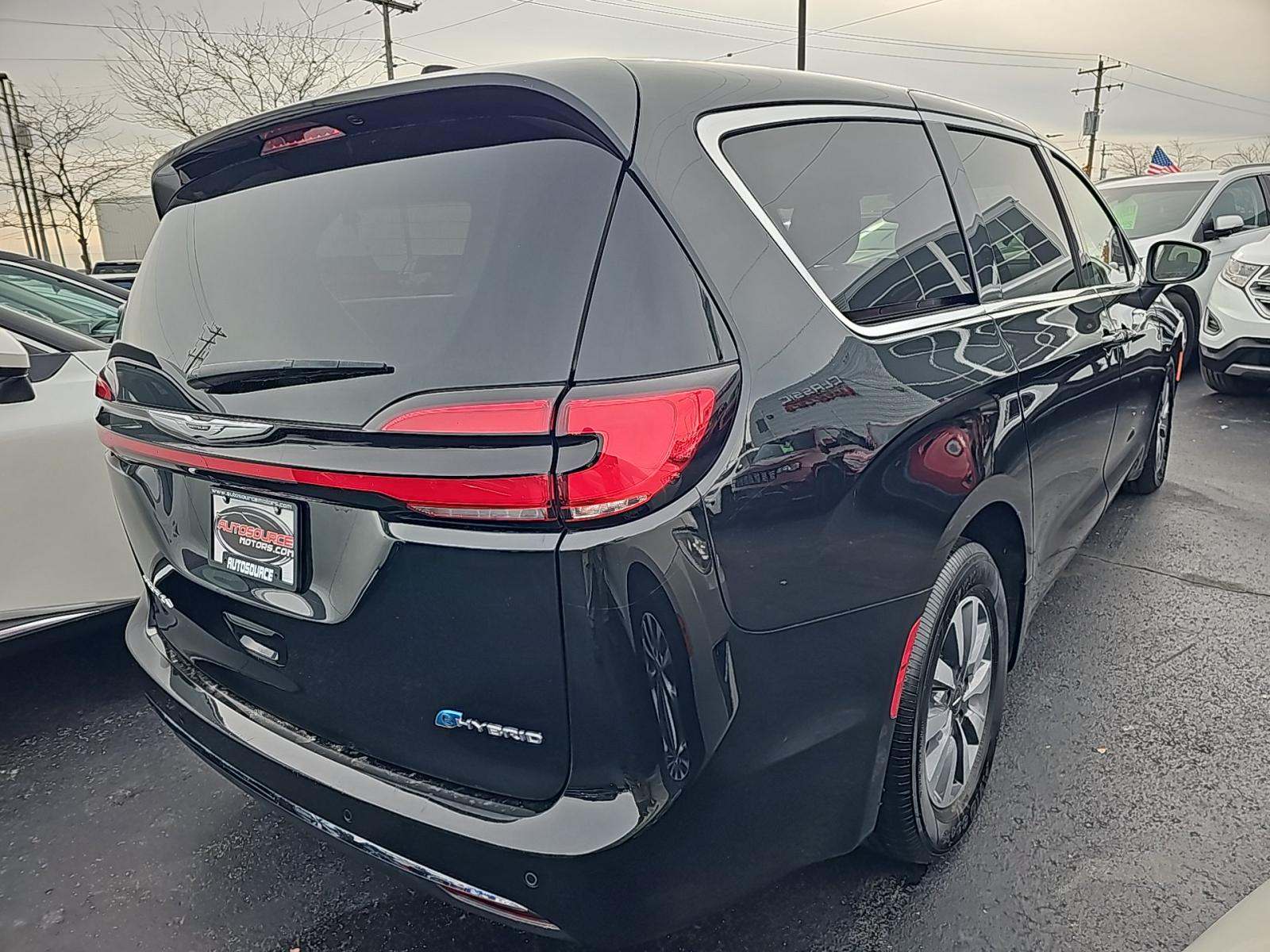 2023 Chrysler Pacifica Hybrid Touring L FWD