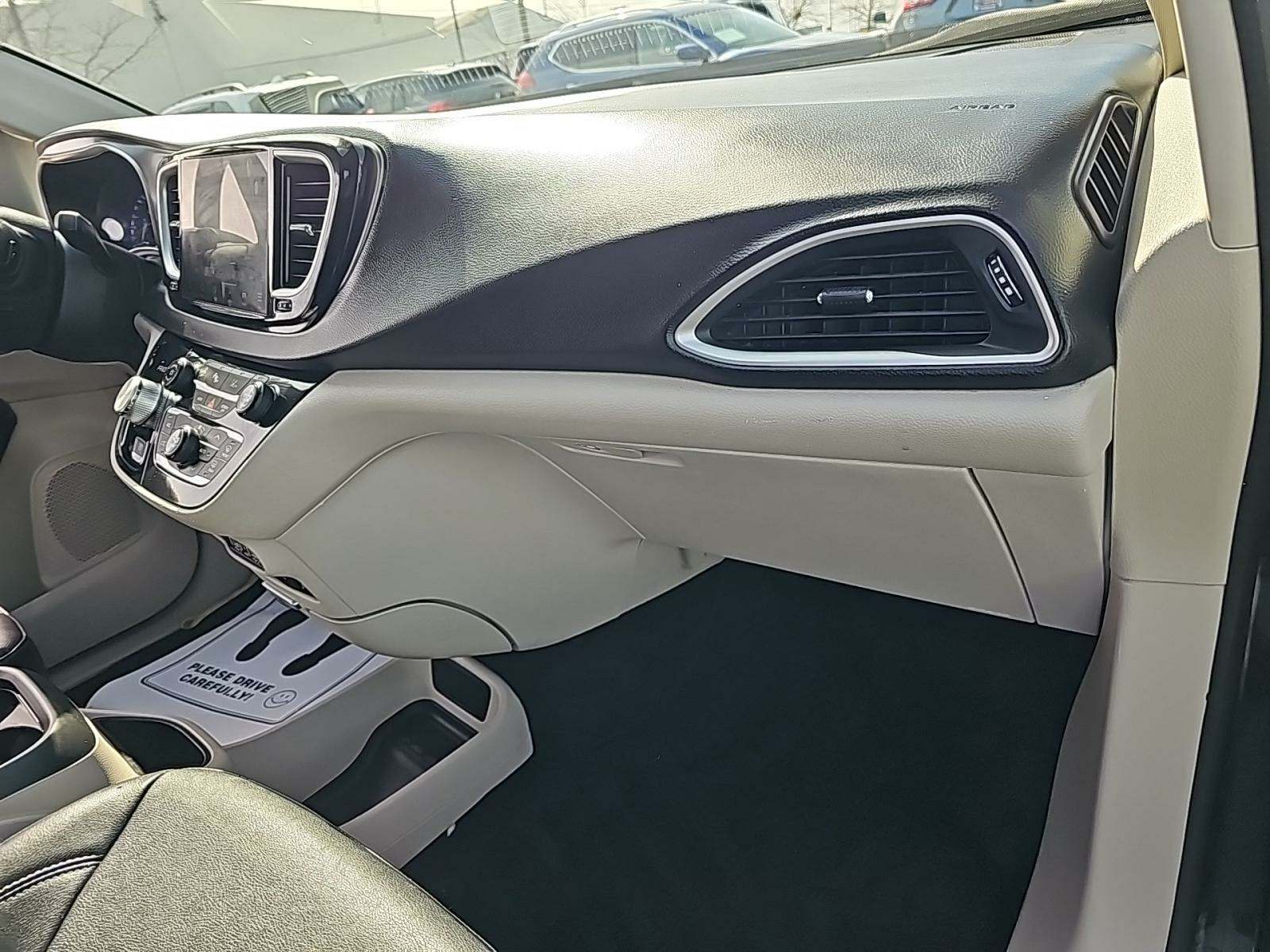 2022 Chrysler Pacifica Touring L FWD