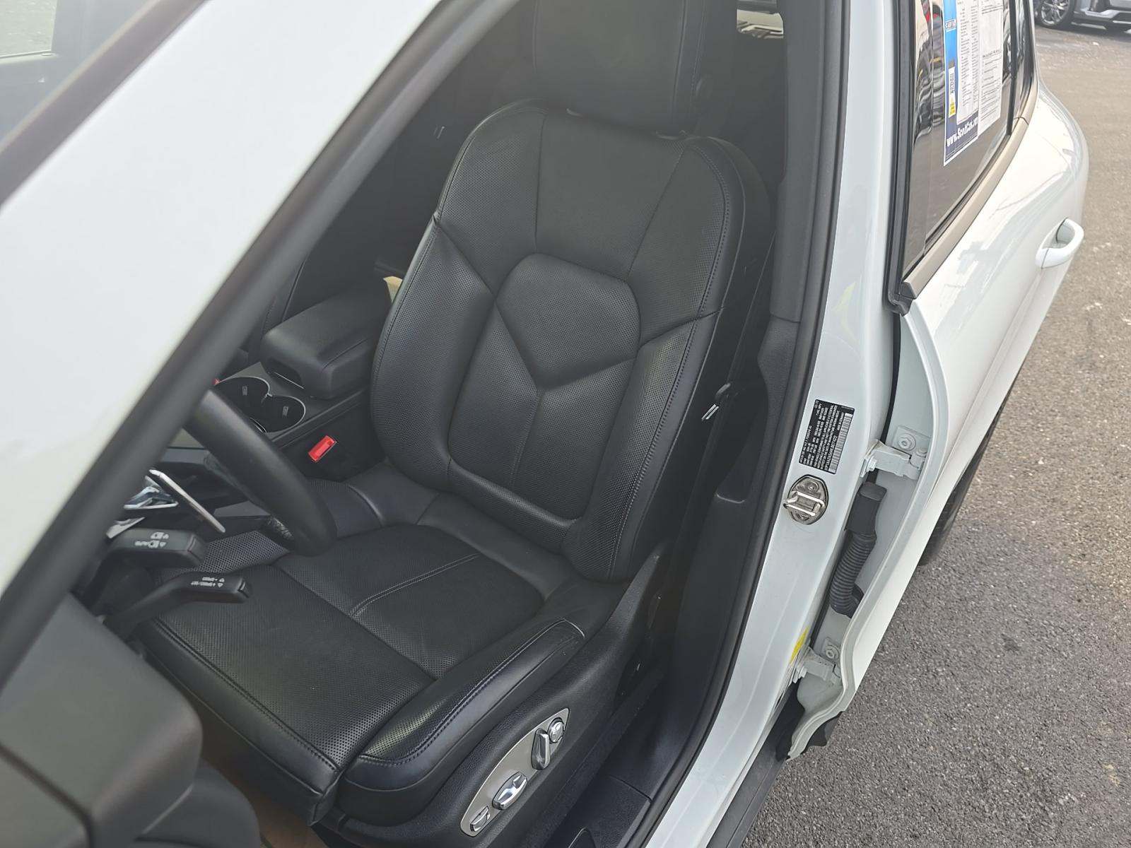 2022 Porsche Macan Base AWD