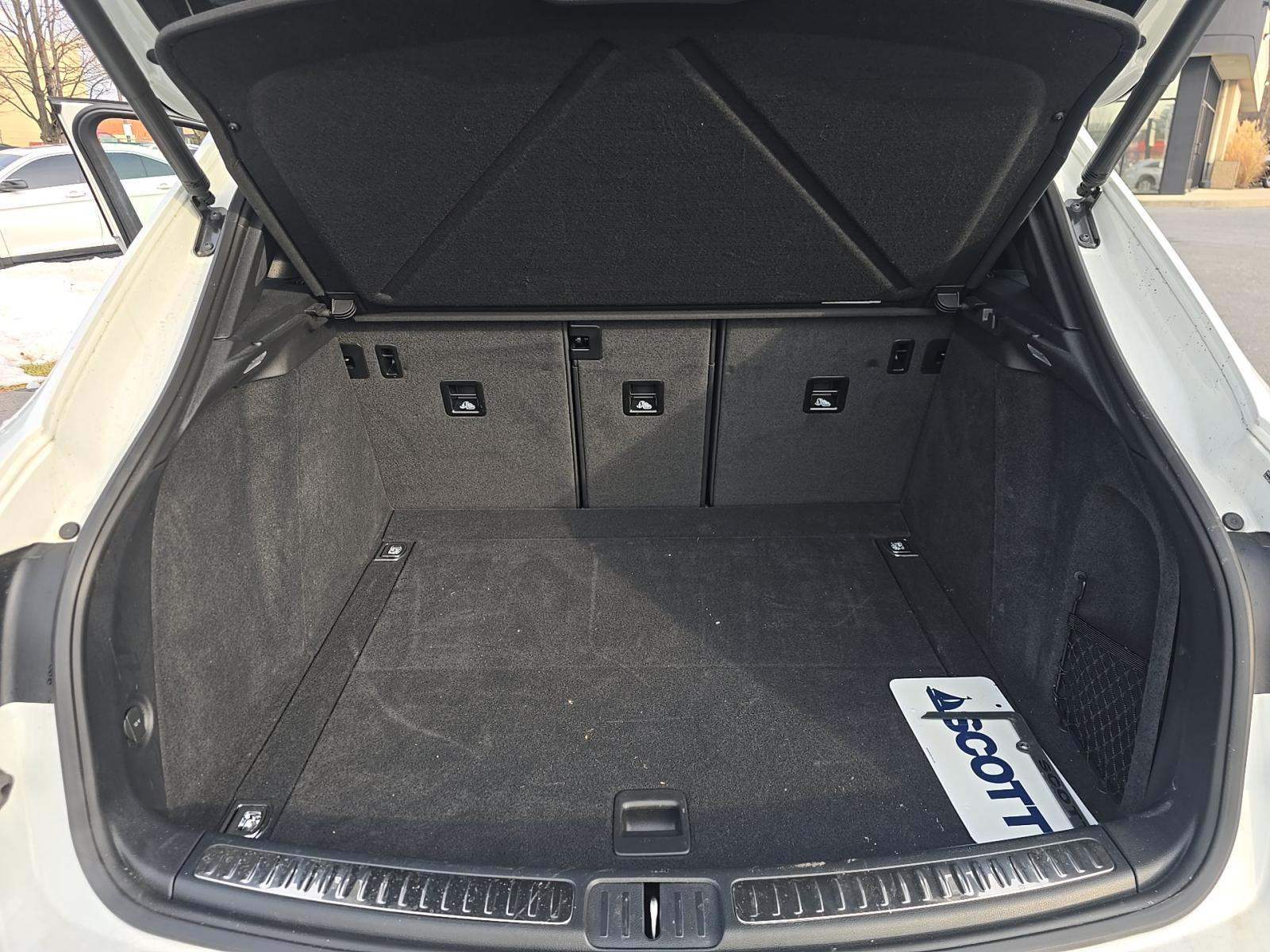 2022 Porsche Macan Base AWD