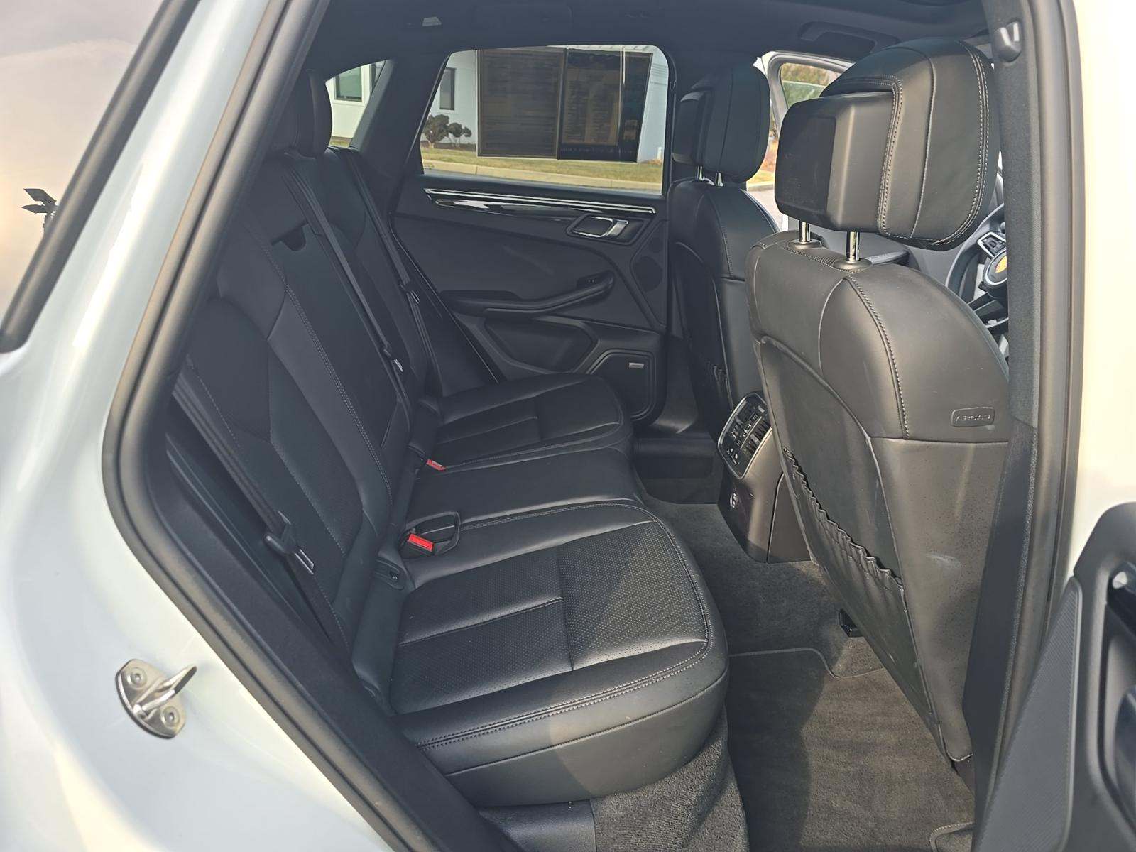 2022 Porsche Macan Base AWD