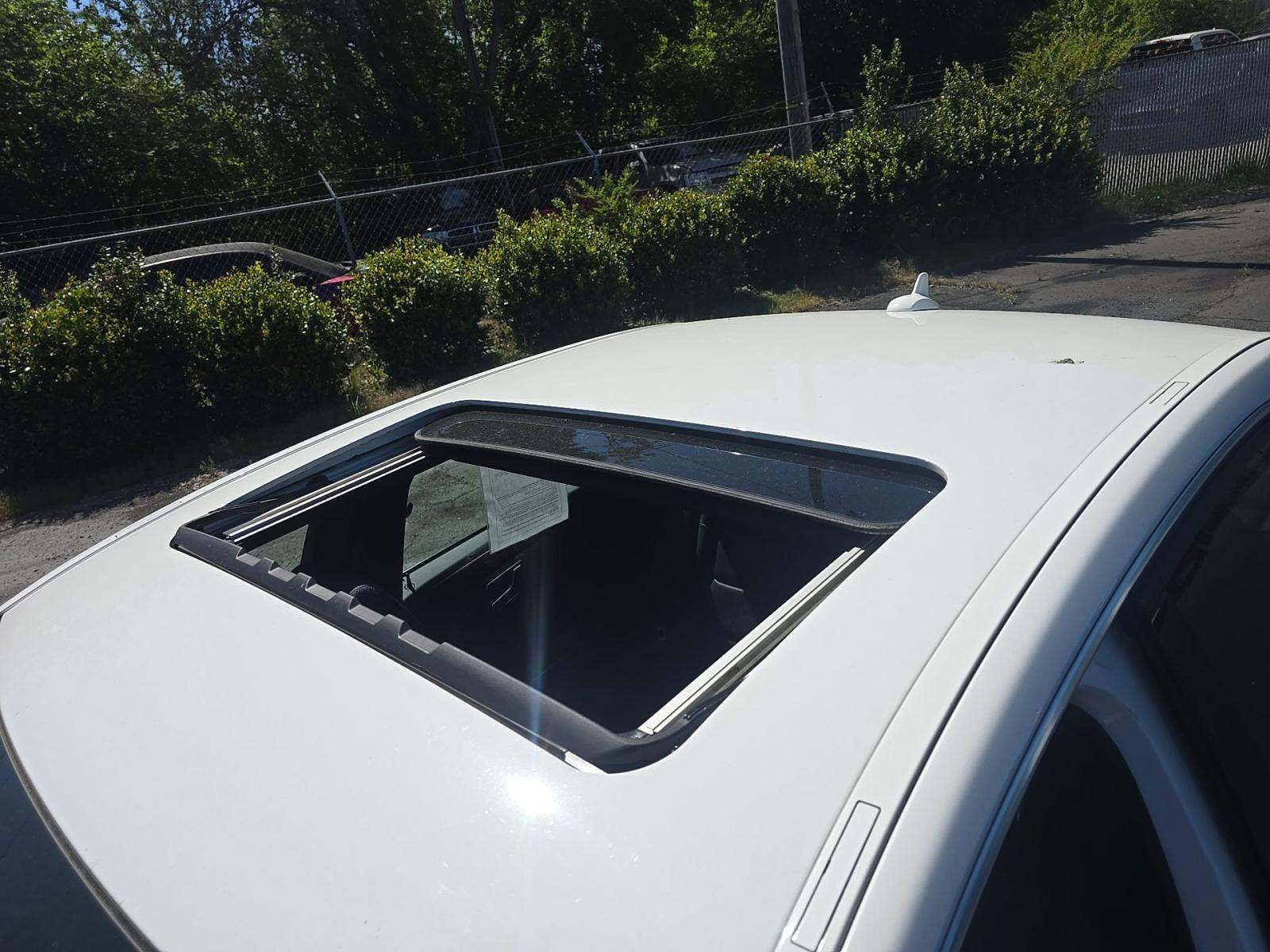 MERCEDES-BENZ E-CLASS - 8