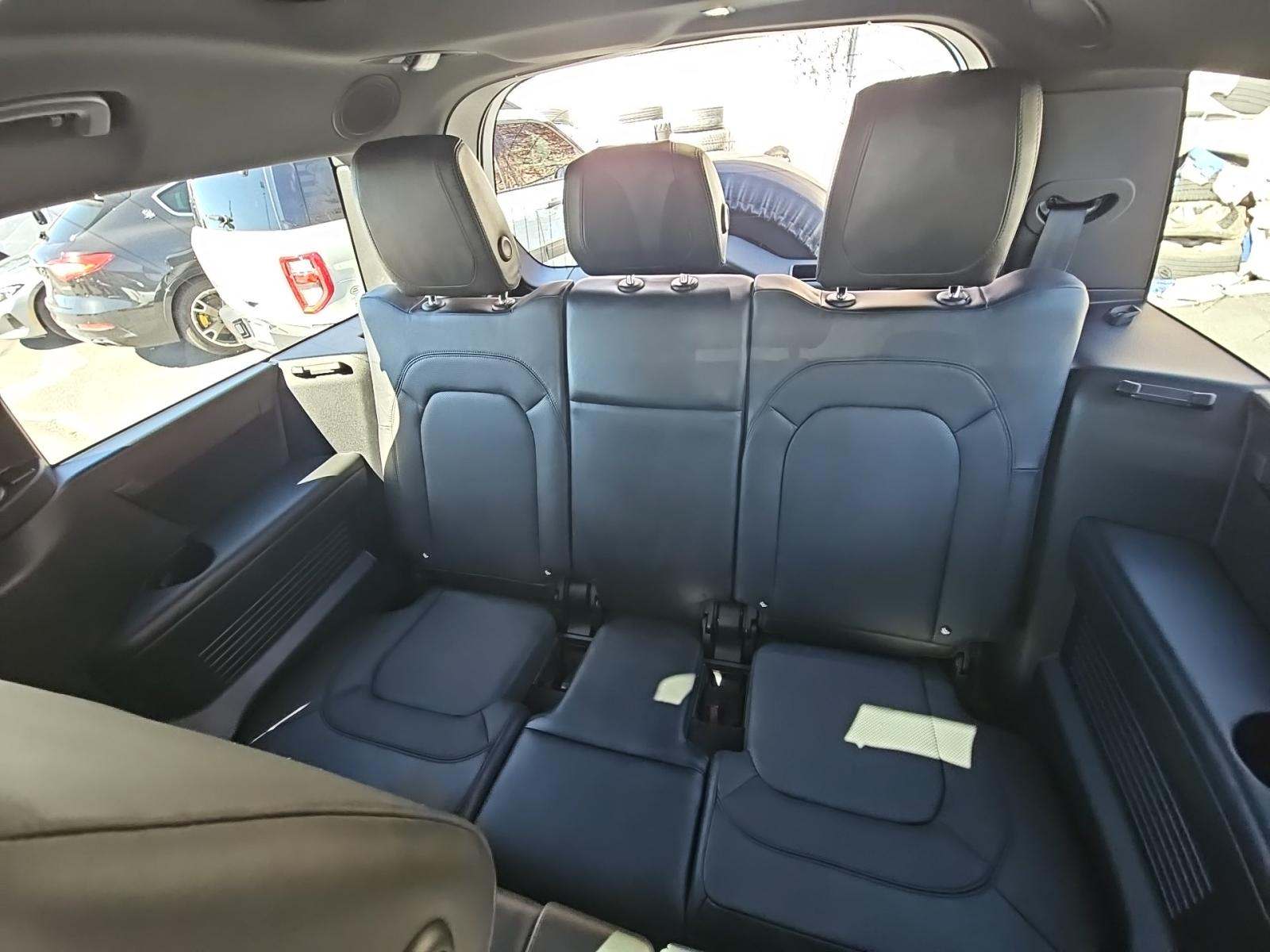 2023 Land Rover Defender 130 X-Dynamic SE AWD