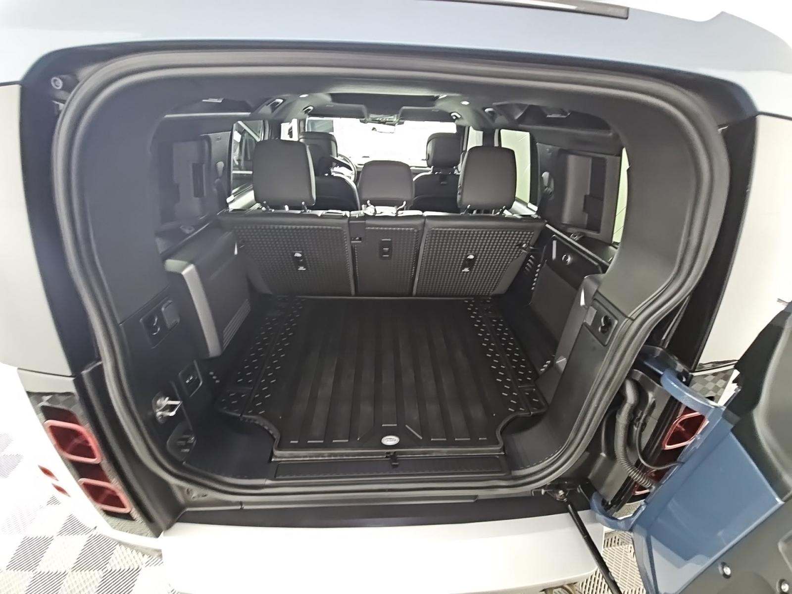 2024 Land Rover Defender 110 SE AWD