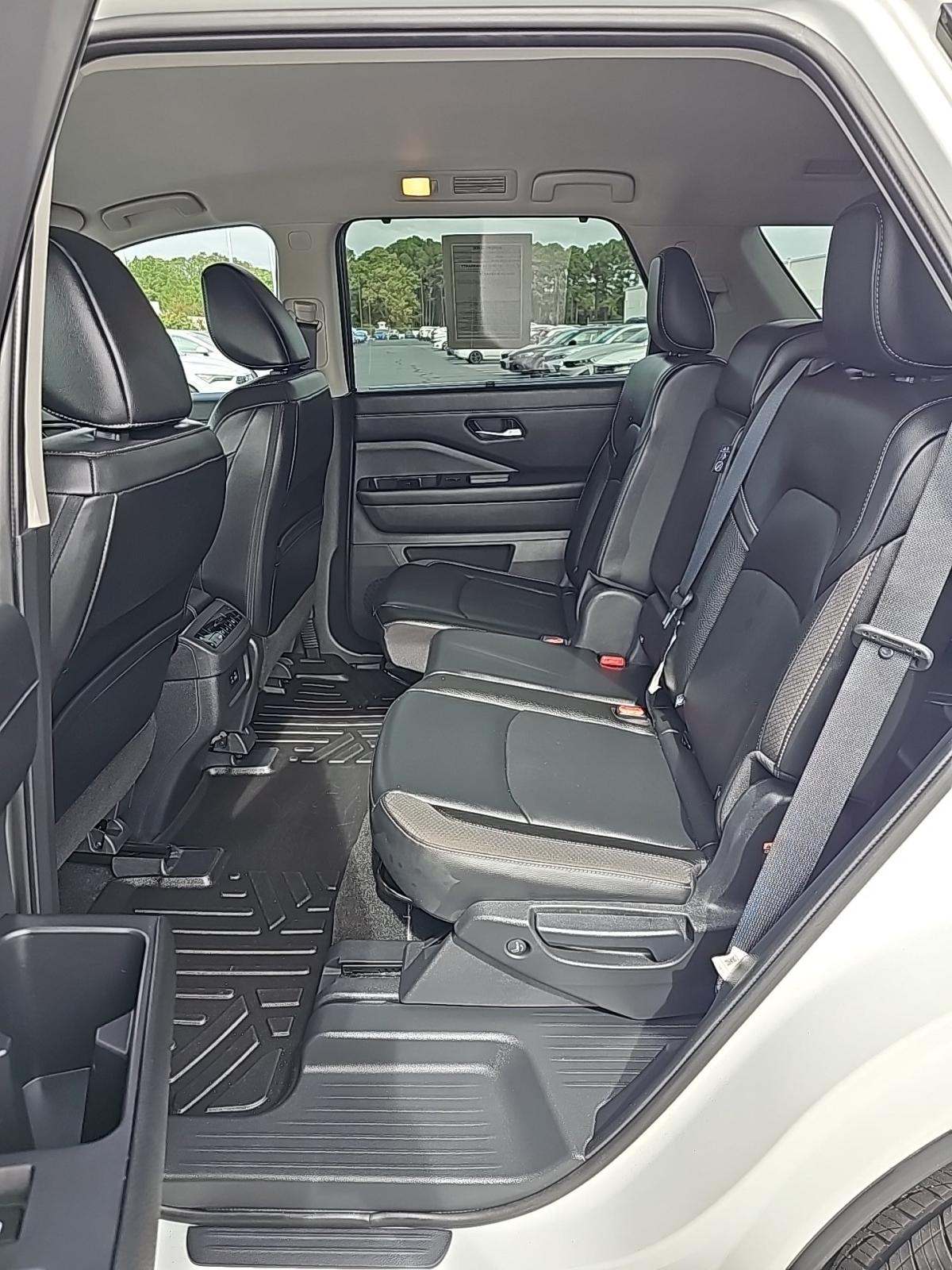 2023 Nissan Pathfinder SL FWD