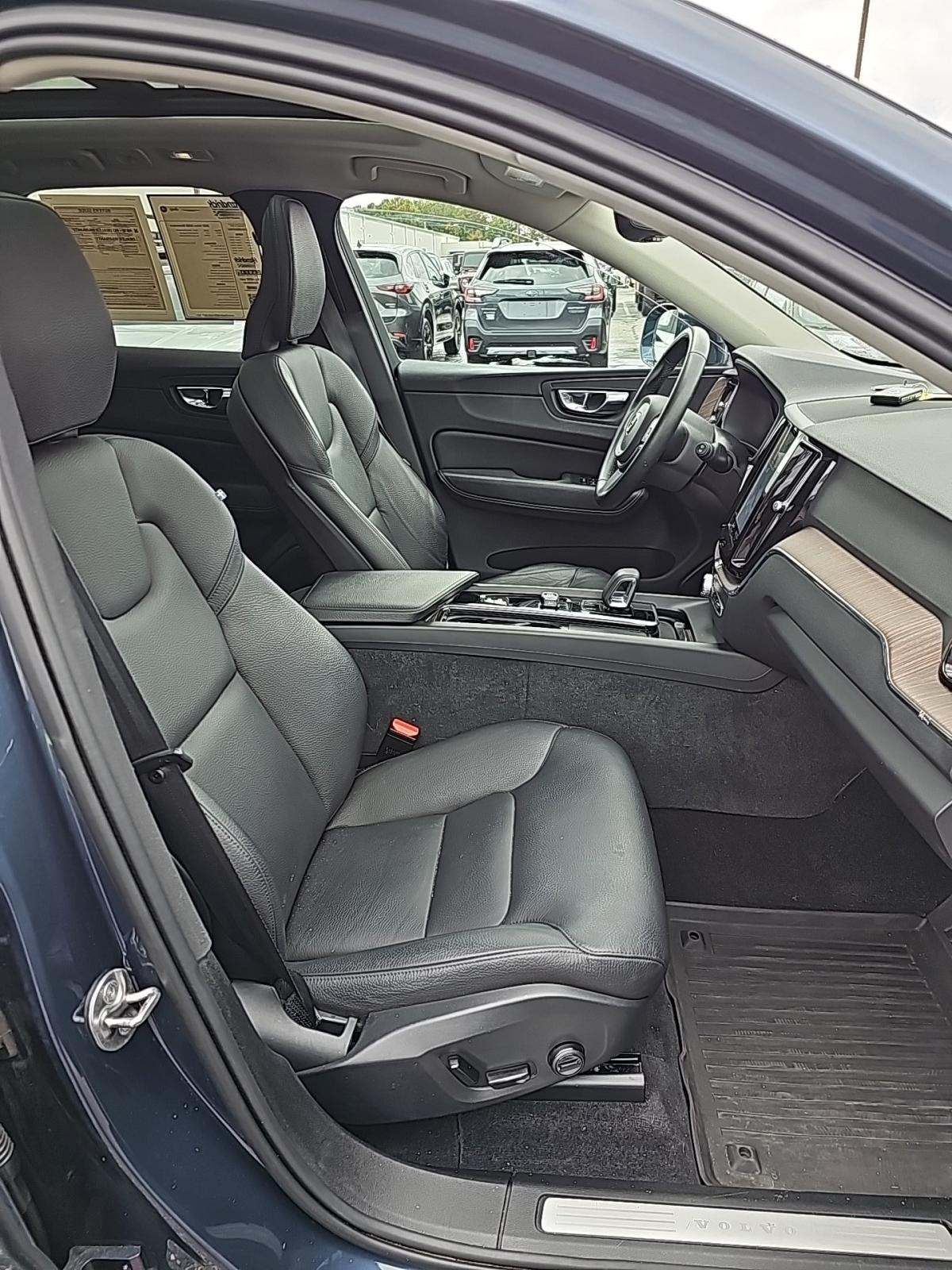 2022 Volvo XC60 B5 Momentum FWD