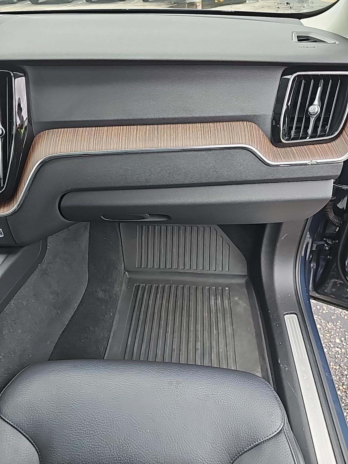 2022 Volvo XC60 B5 Momentum FWD