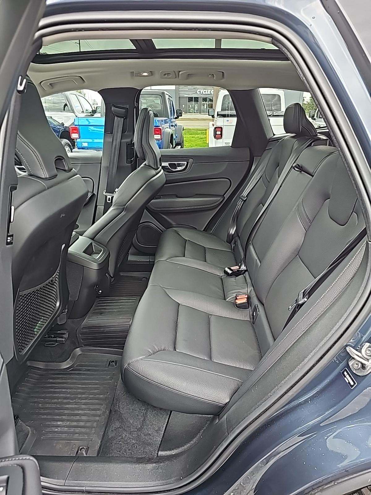 2022 Volvo XC60 B5 Momentum FWD