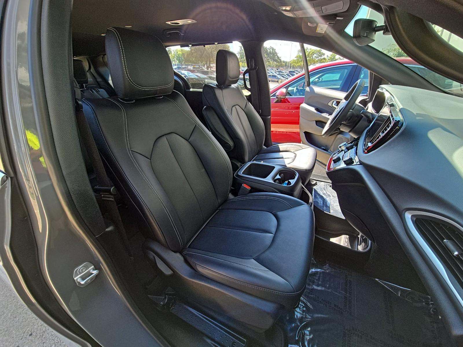 2025 Chrysler Pacifica Select FWD