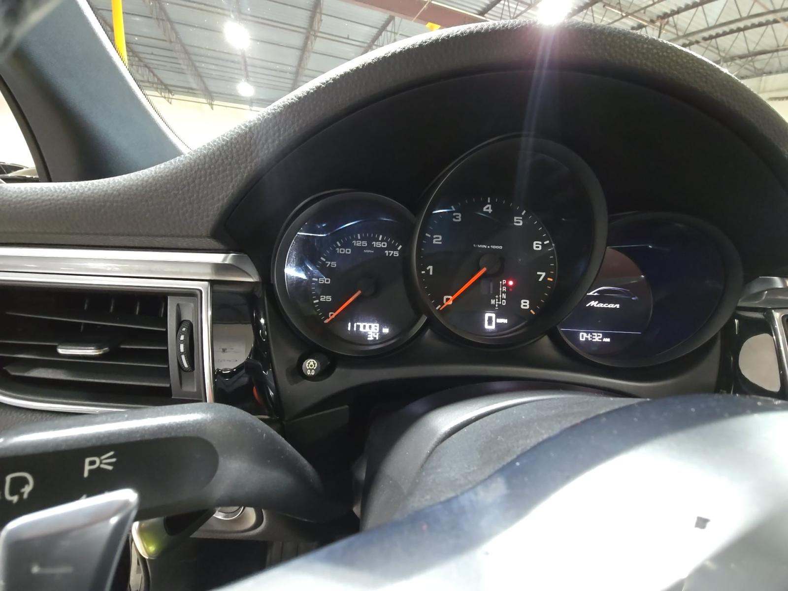 2018 Porsche Macan Base AWD