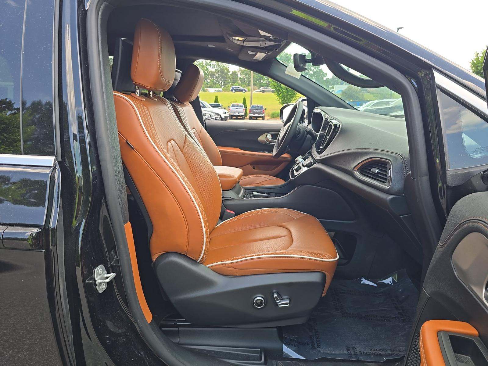 2024 Chrysler Pacifica Hybrid Pinnacle FWD