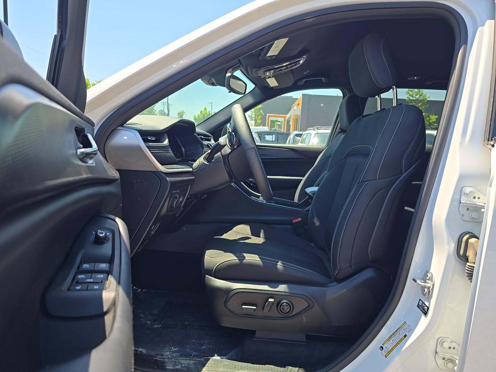 2024 Jeep Grand Cherokee Laredo AWD
