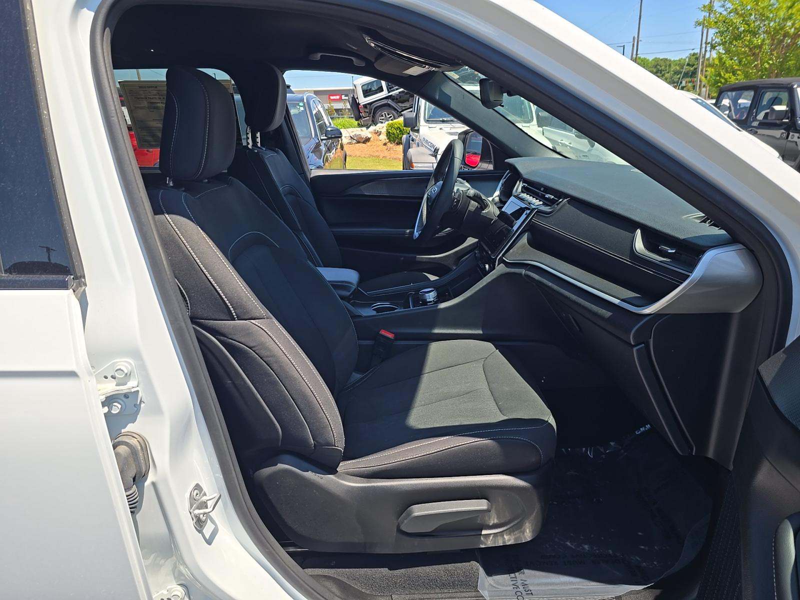 2024 Jeep Grand Cherokee Laredo AWD