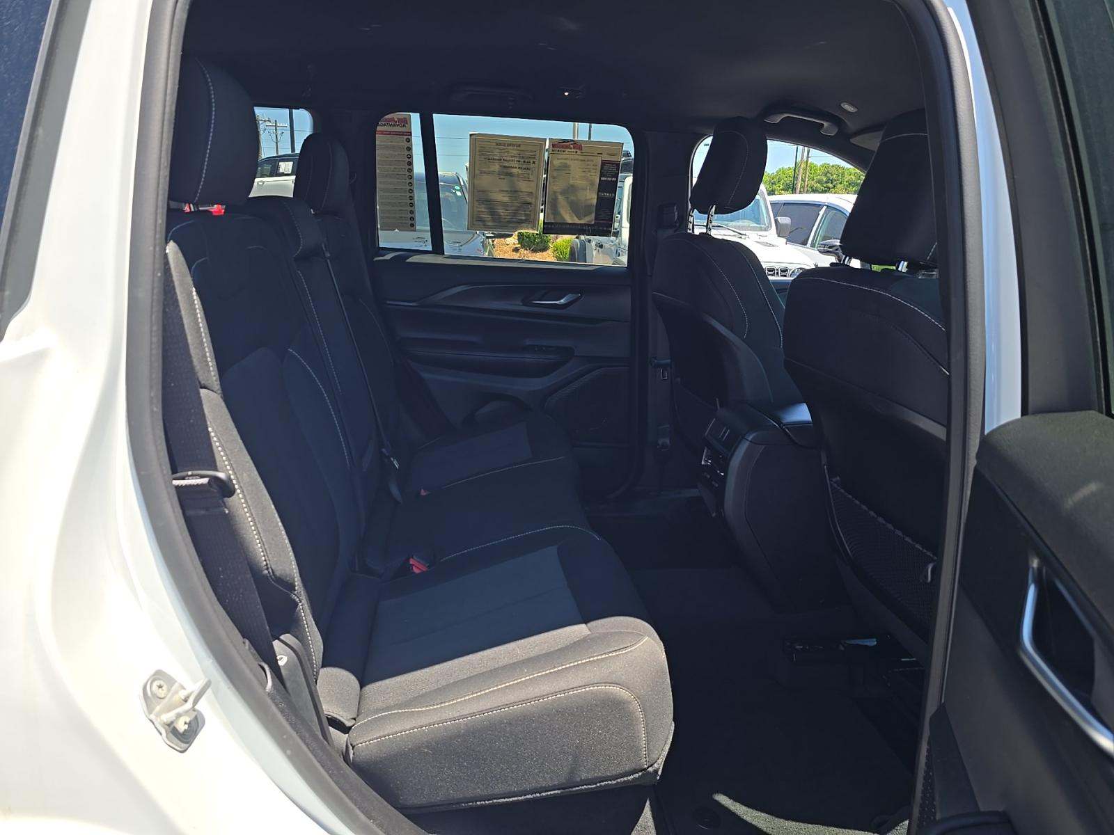 2024 Jeep Grand Cherokee Laredo AWD