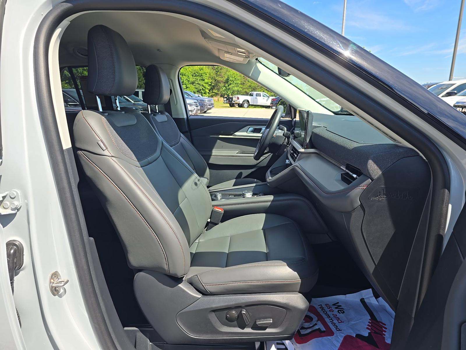 2025 Ford Explorer Active RWD