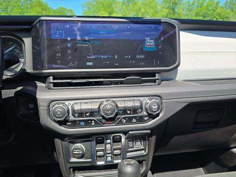 JEEP 4XE SAHARA - 10