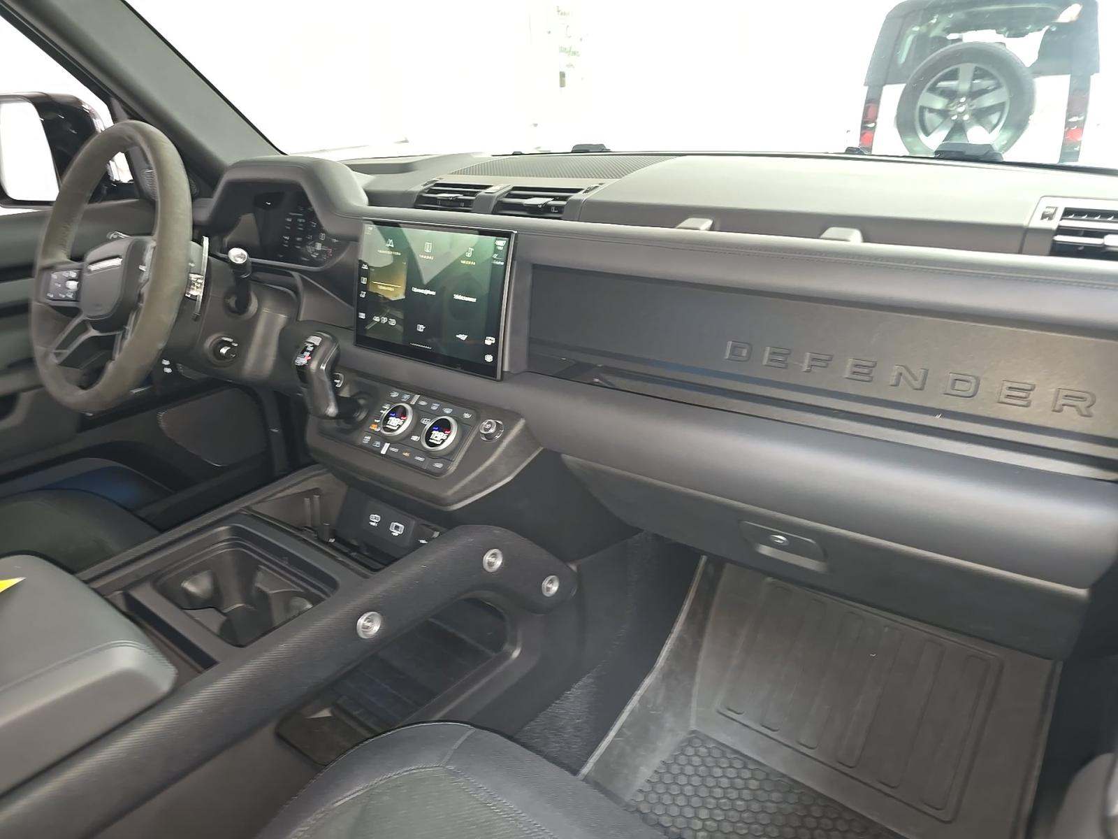 2024 Land Rover Defender 110 V8 AWD