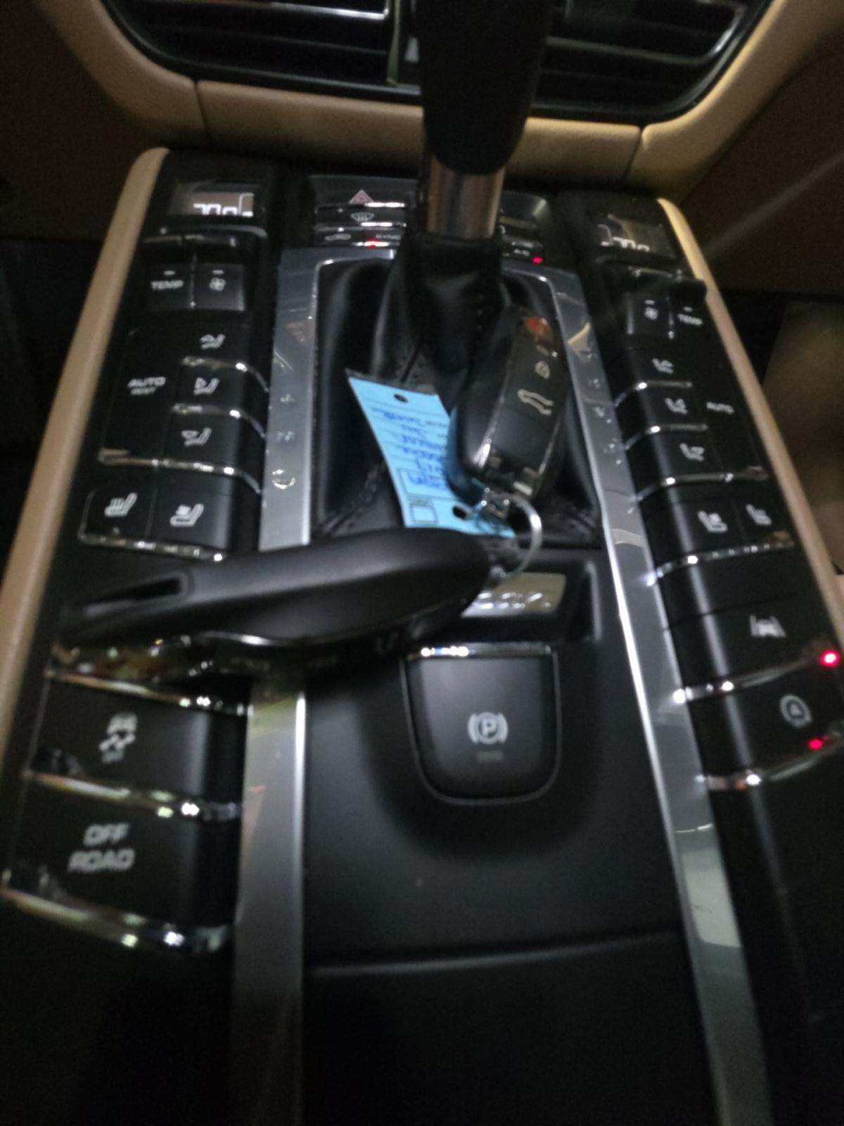 PORSCHE MACAN - 8