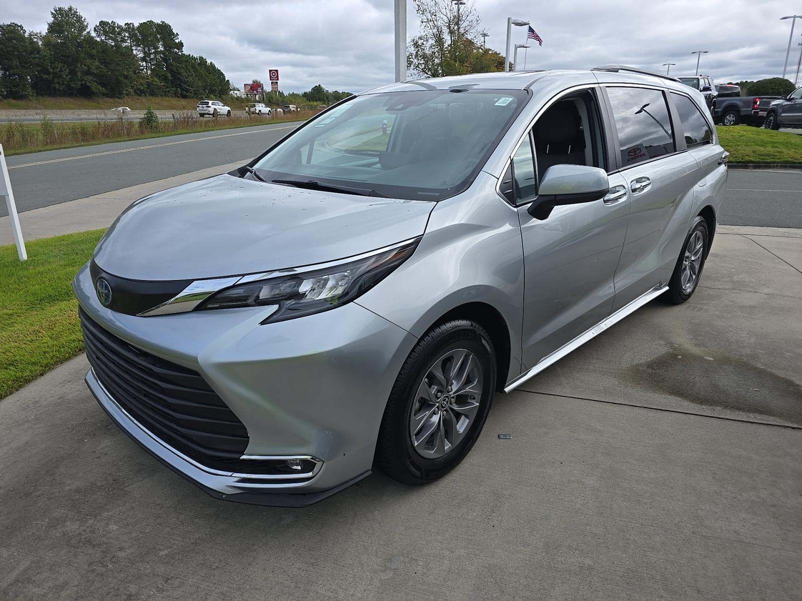 2024 Toyota Sienna XLE FWD