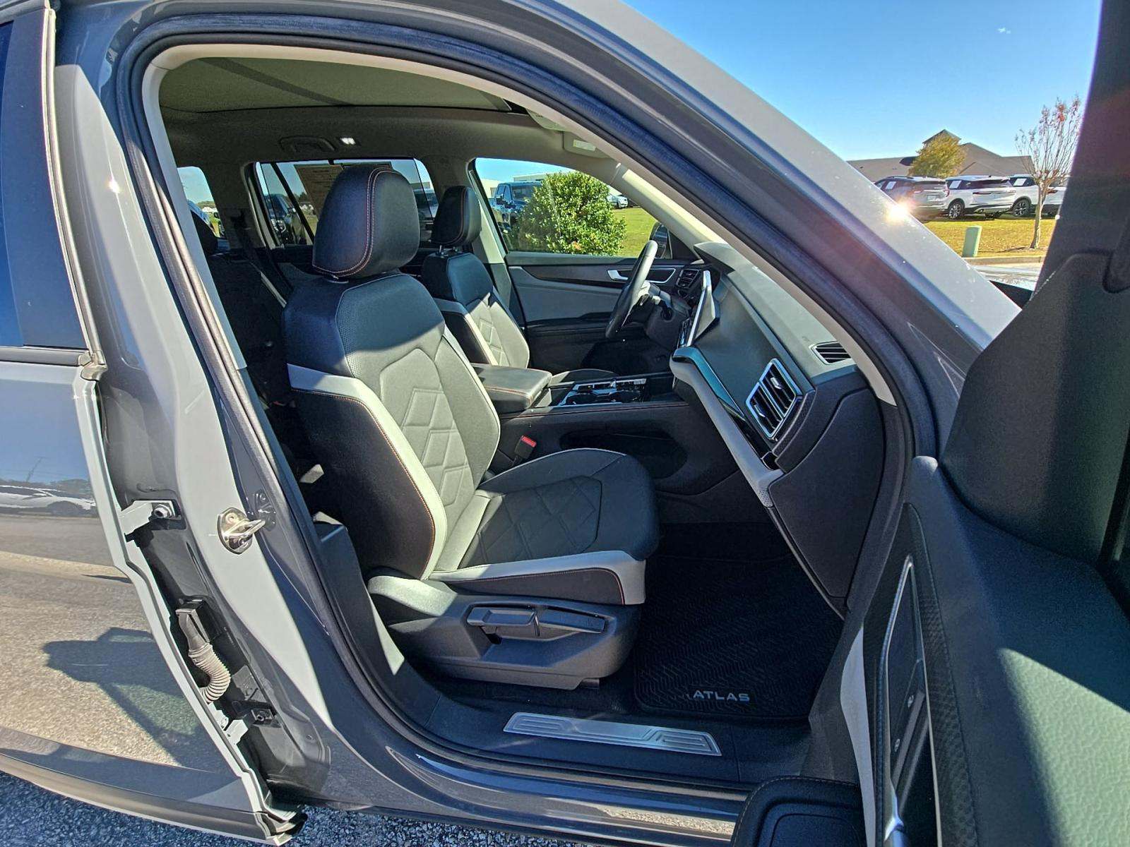 2024 Volkswagen Atlas 2.0T Peak Edition SE AWD