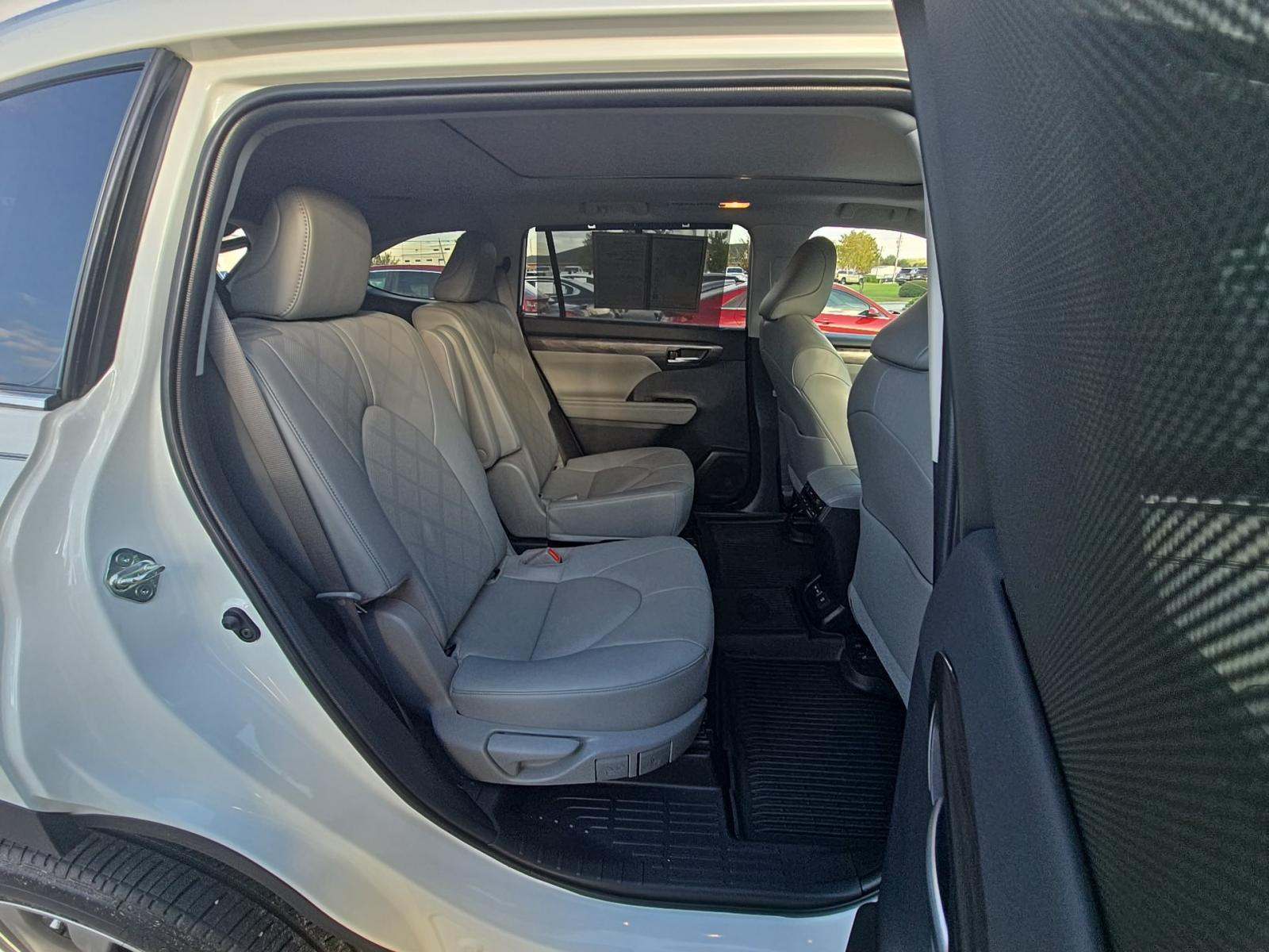 2023 Toyota Highlander Platinum FWD