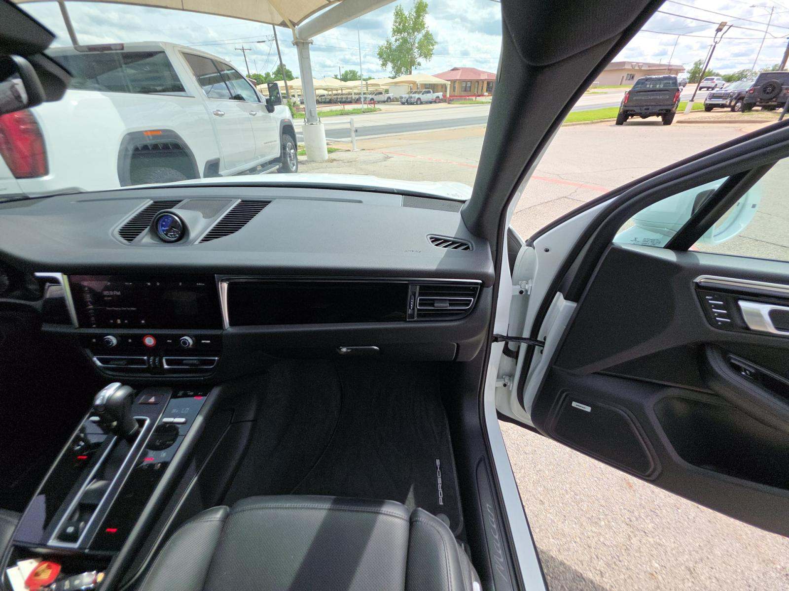 2023 Porsche Macan Base AWD