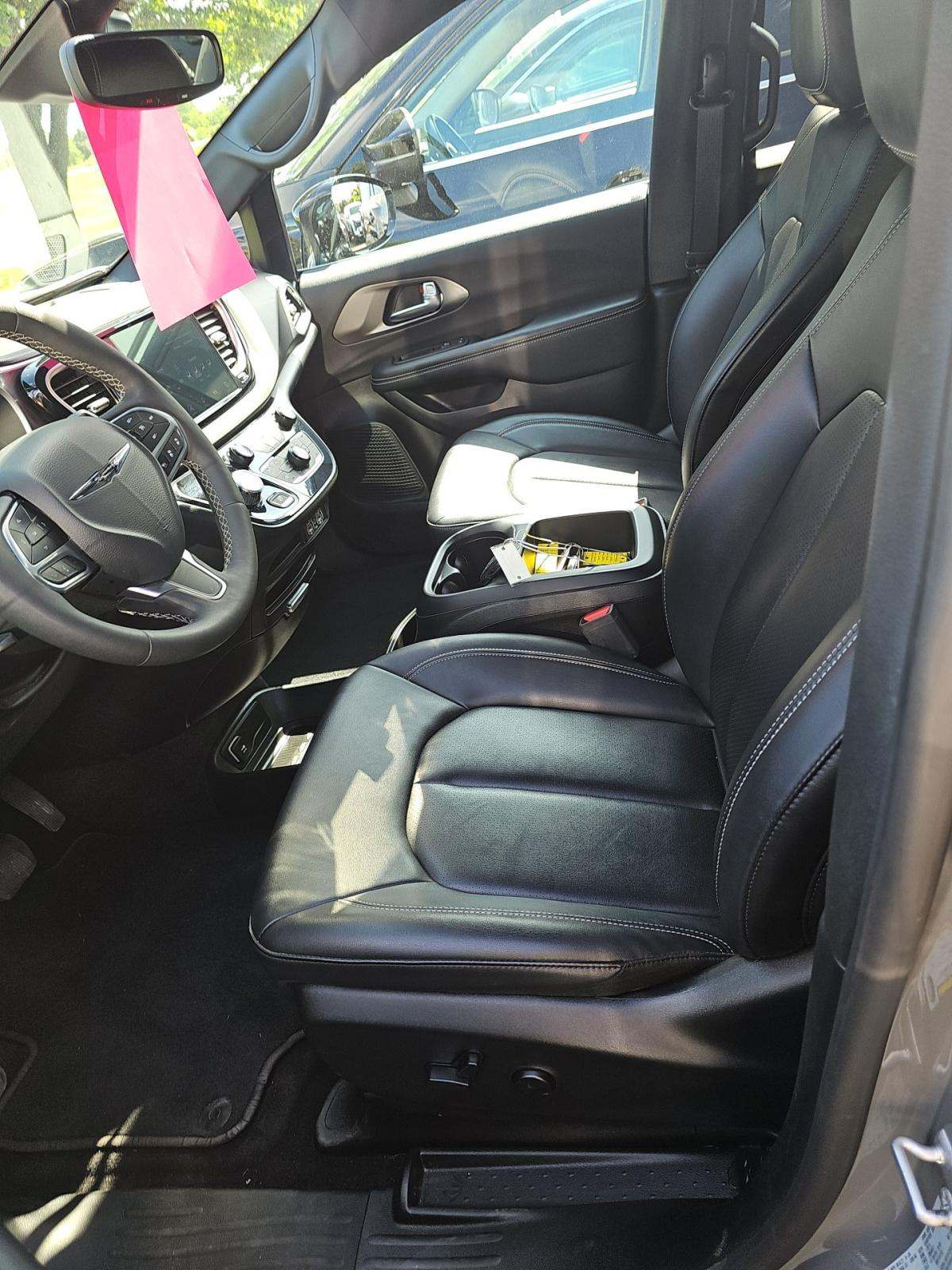 2025 Chrysler Pacifica Select FWD