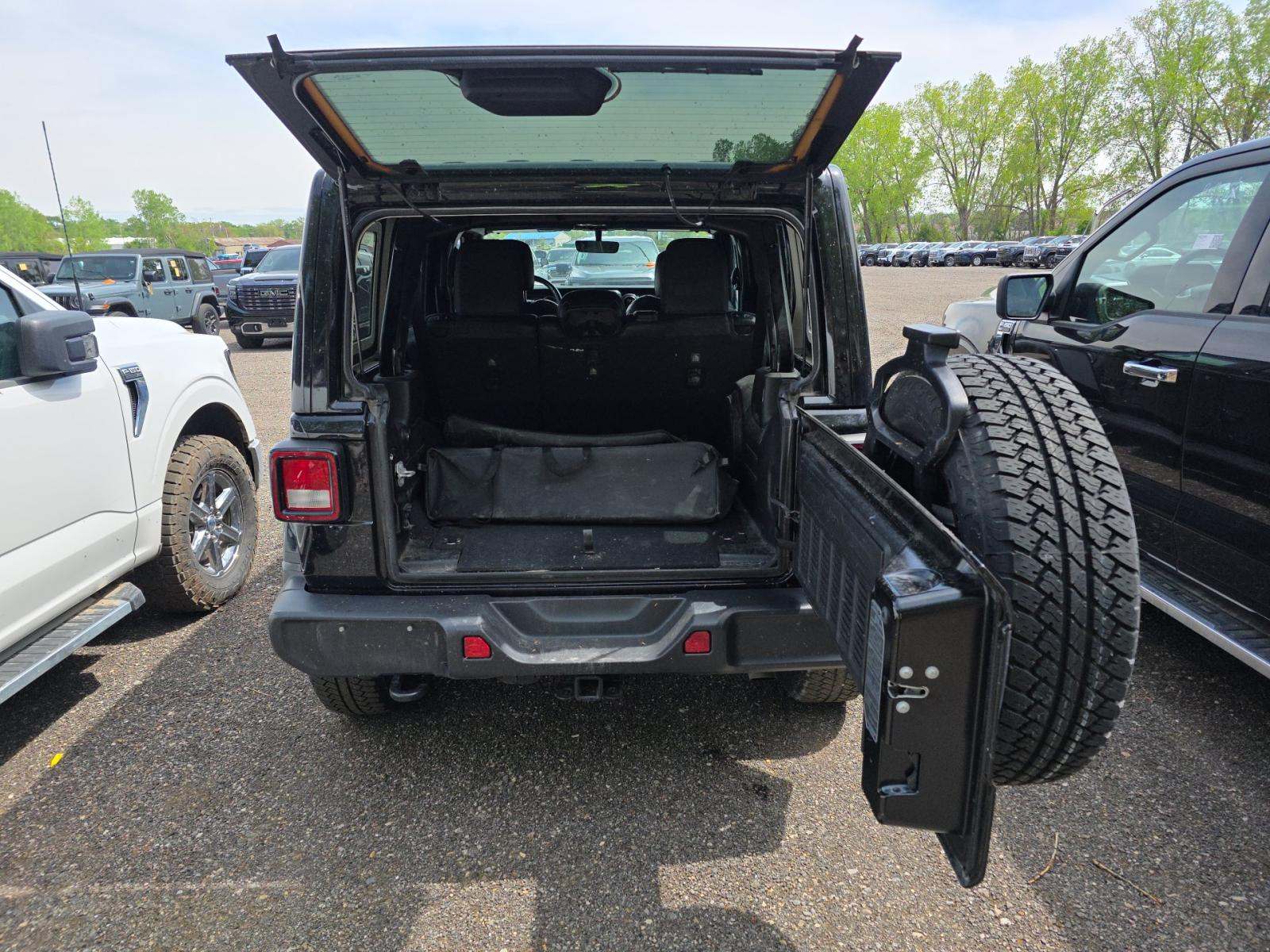 2023 Jeep Wrangler Sahara Altitude AWD