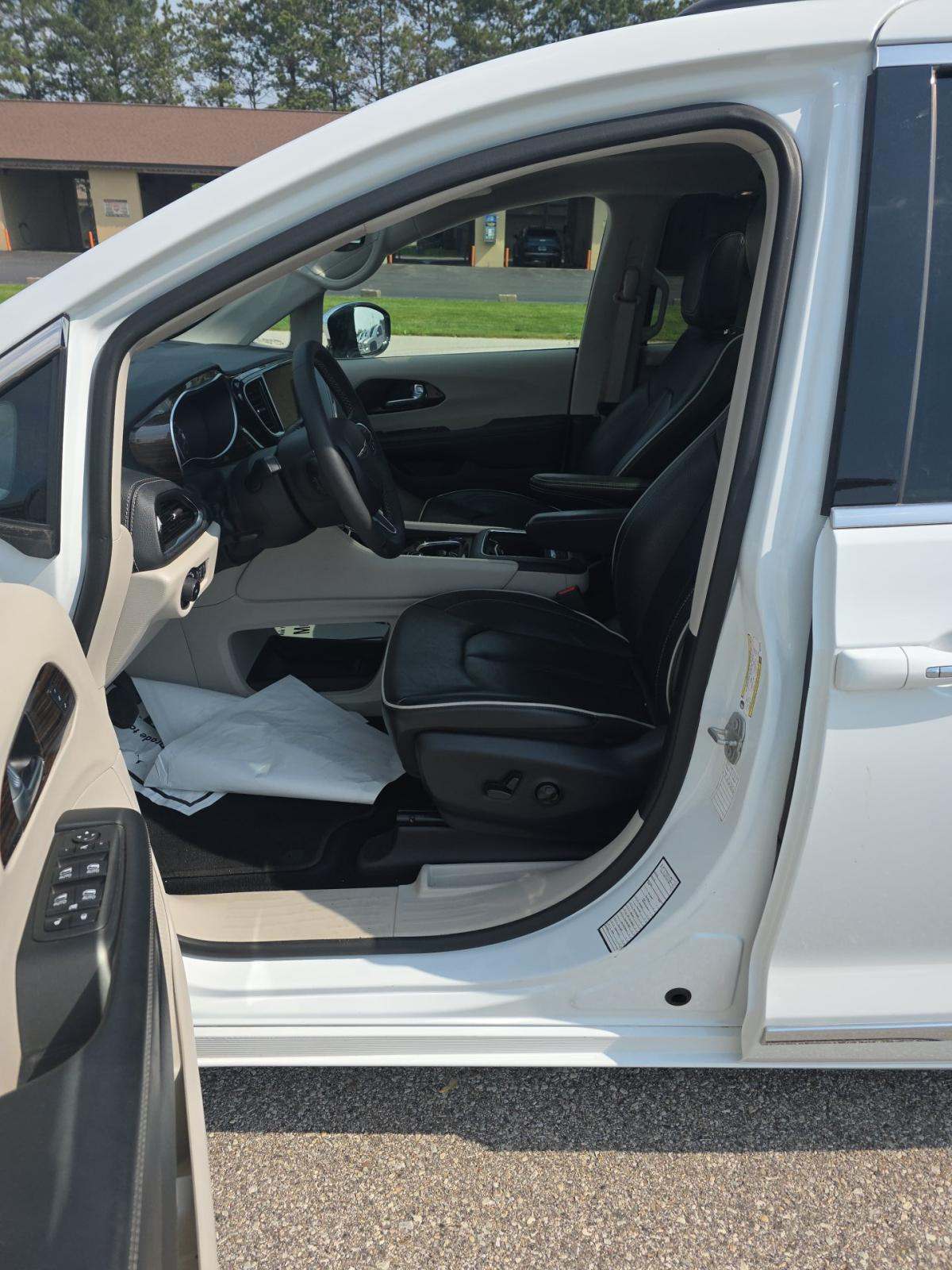 2023 Chrysler Pacifica Limited FWD