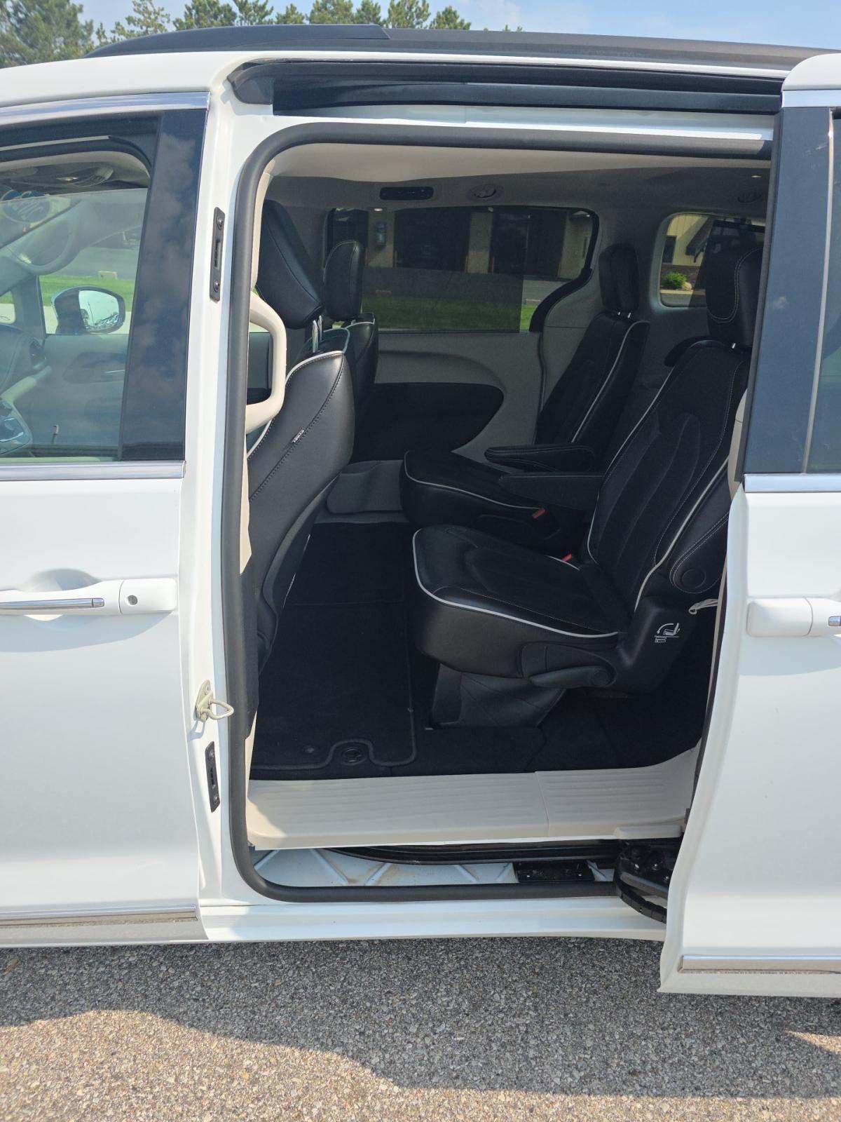 2023 Chrysler Pacifica Limited FWD