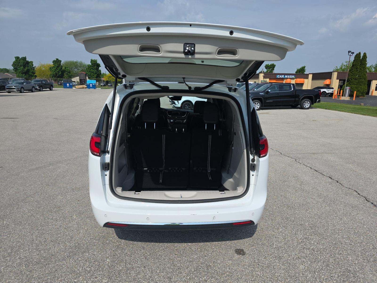 2023 Chrysler Pacifica Limited FWD