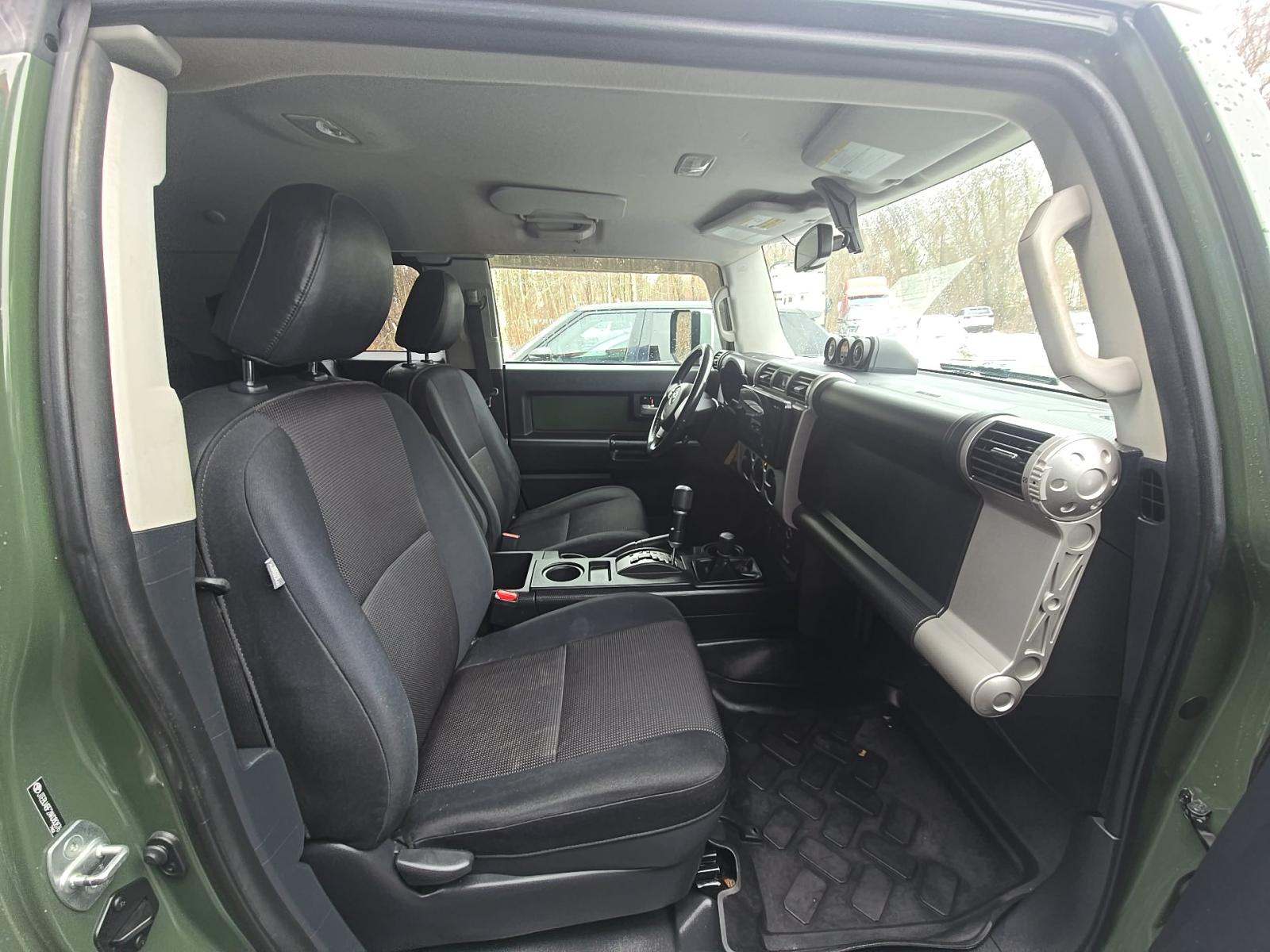 Toyota FJ Cruiser w/Rear Doors снимка Toyota FJ Cruiser w/Rear Doors