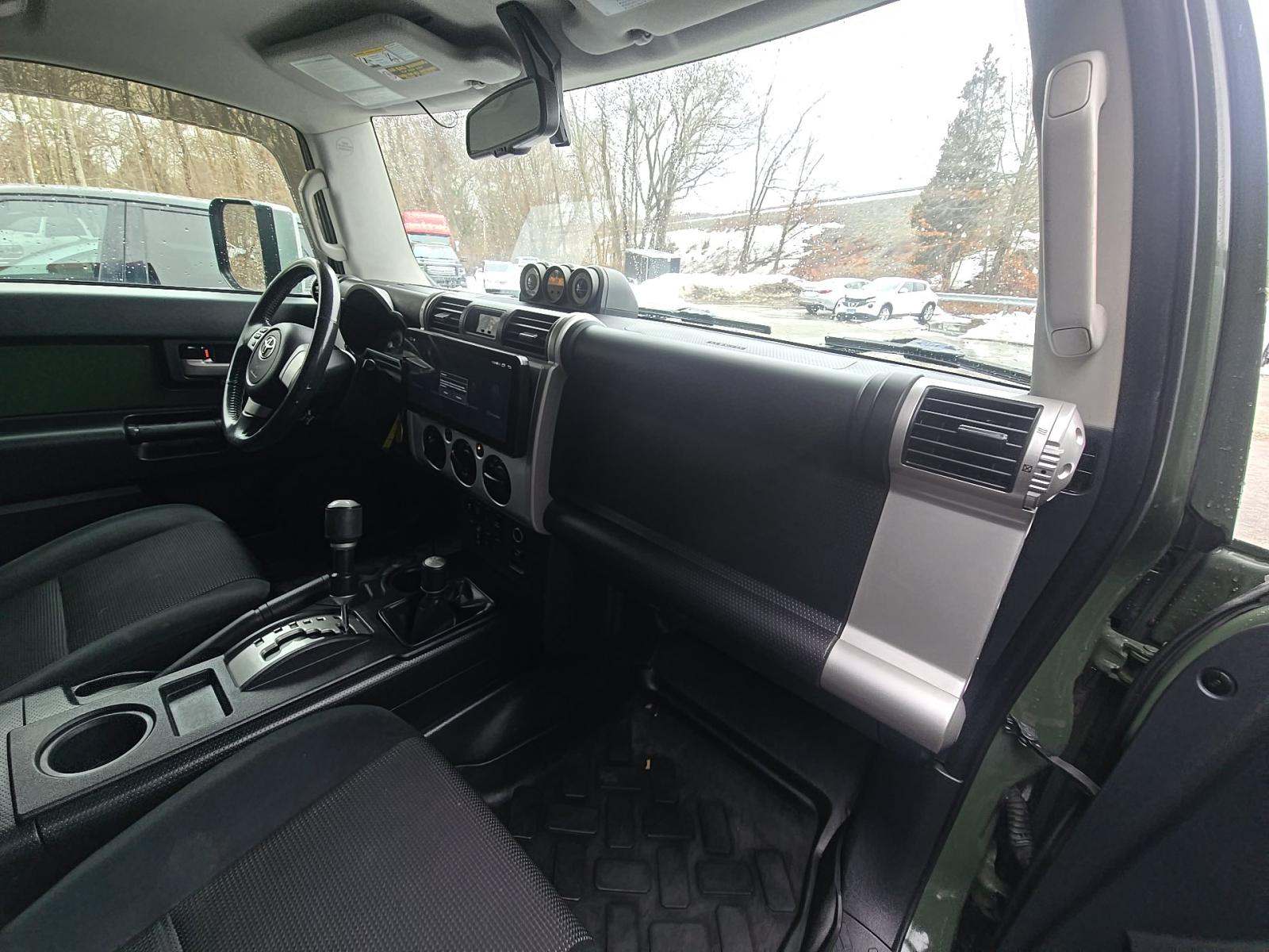 Toyota FJ Cruiser w/Rear Doors снимка Toyota FJ Cruiser w/Rear Doors