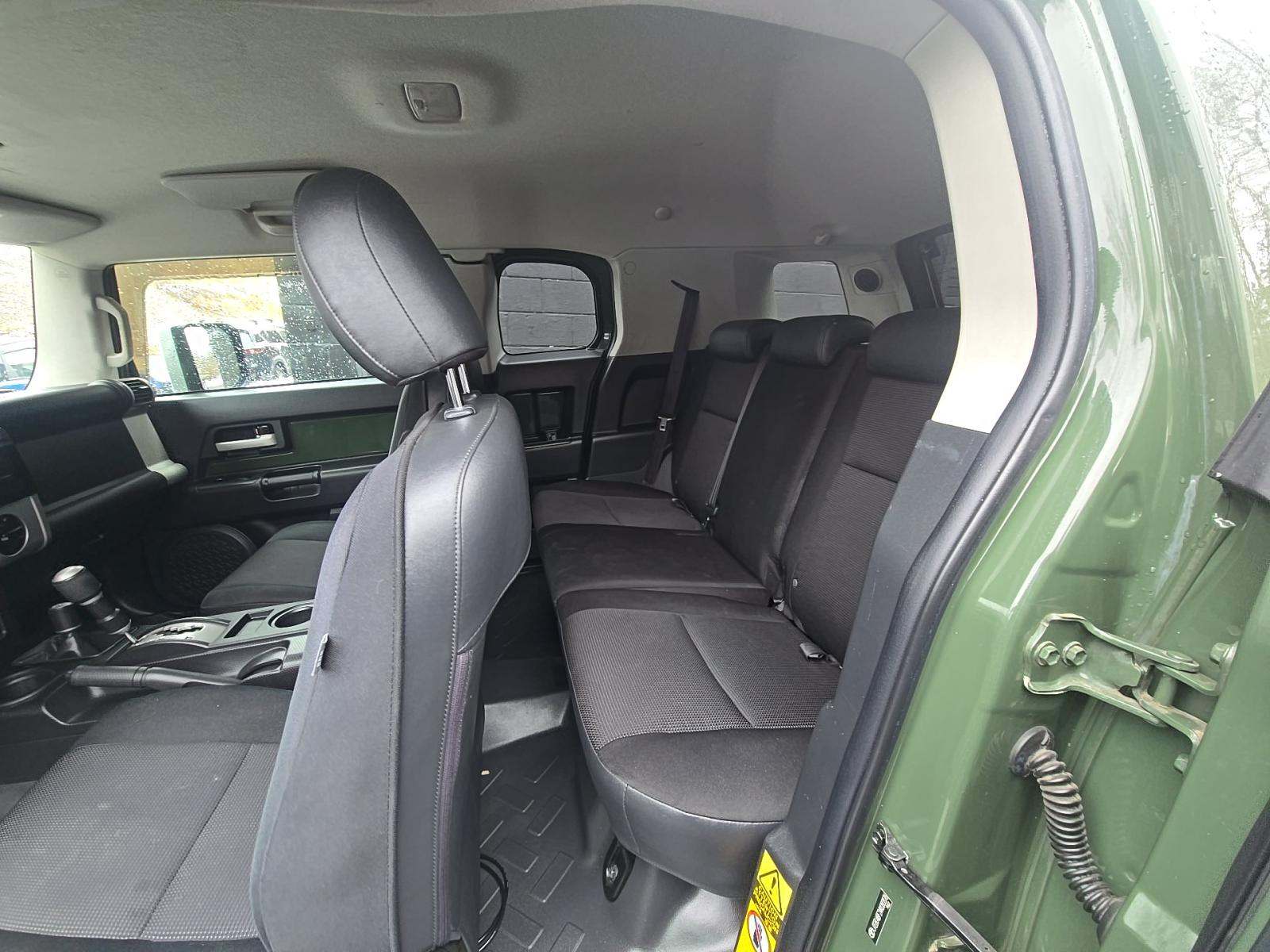 Toyota FJ Cruiser w/Rear Doors снимка Toyota FJ Cruiser w/Rear Doors