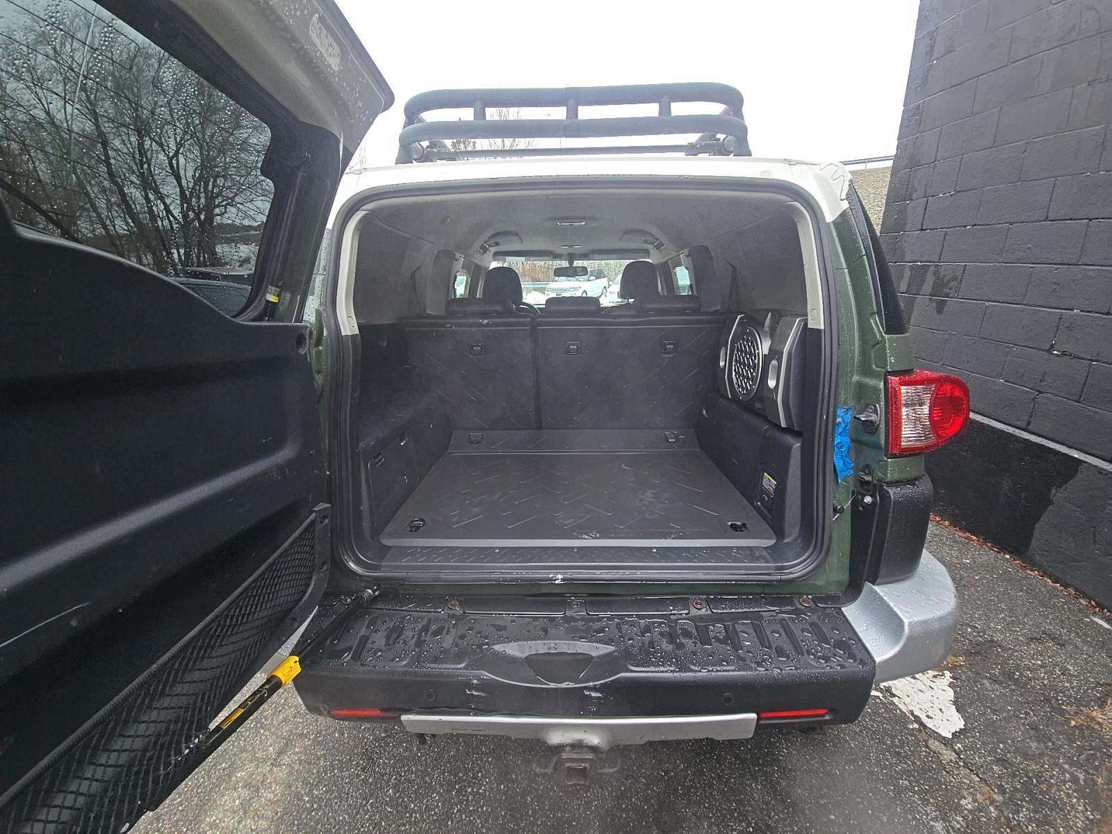 Toyota FJ Cruiser w/Rear Doors снимка Toyota FJ Cruiser w/Rear Doors