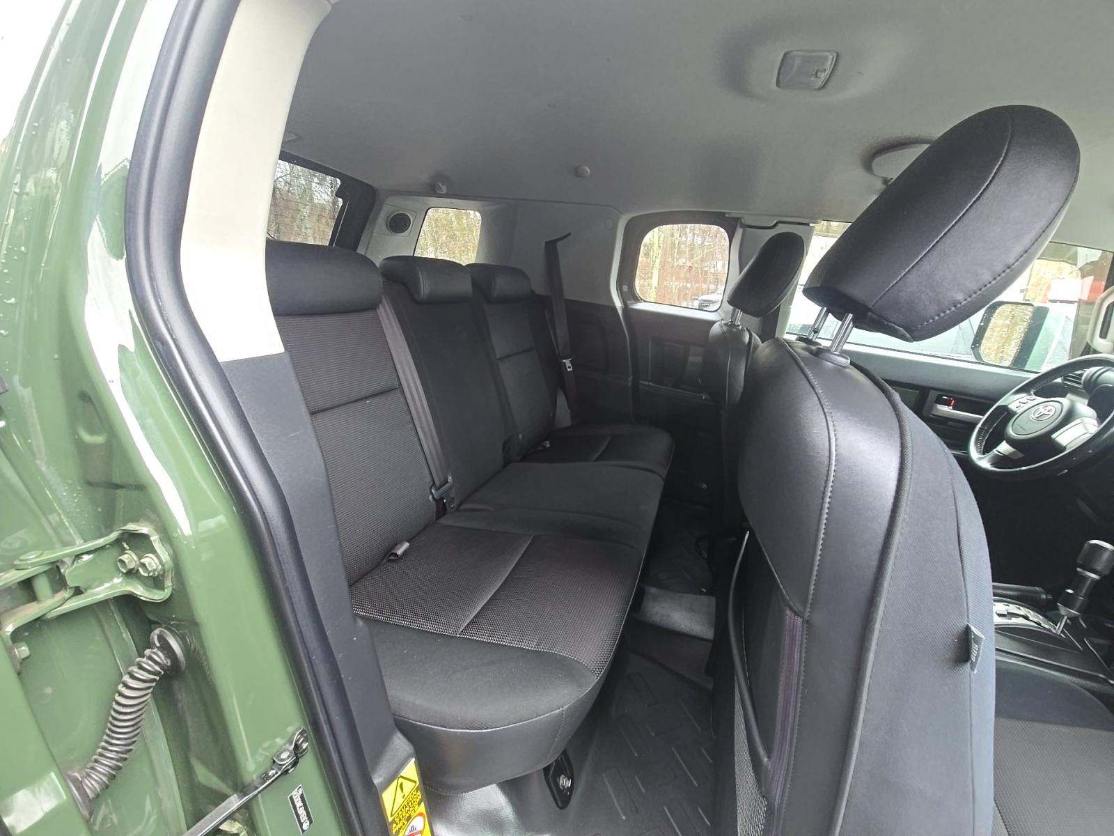 Toyota FJ Cruiser w/Rear Doors снимка Toyota FJ Cruiser w/Rear Doors