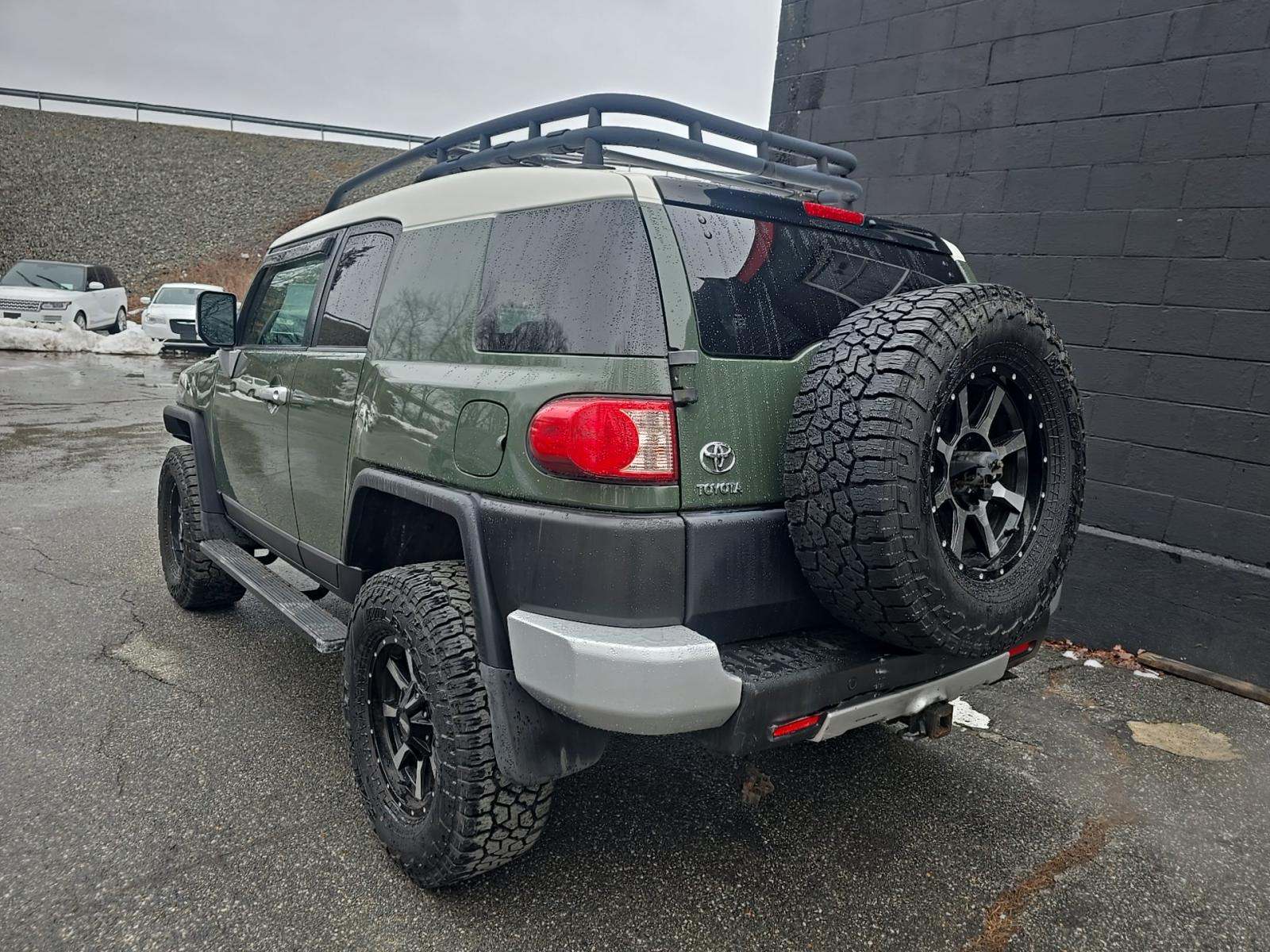 Toyota FJ Cruiser w/Rear Doors снимка Toyota FJ Cruiser w/Rear Doors
