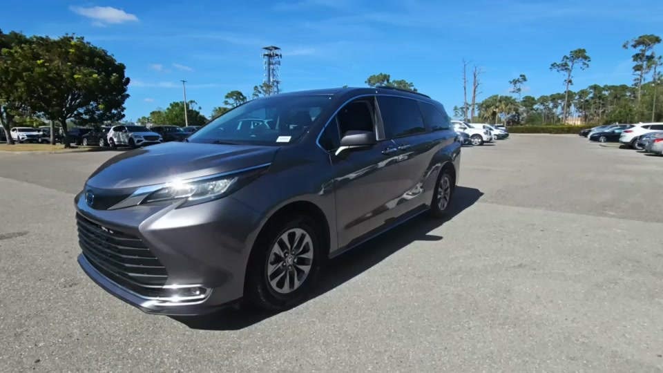 2022 Toyota Sienna XLE 8-Passenger 120.5