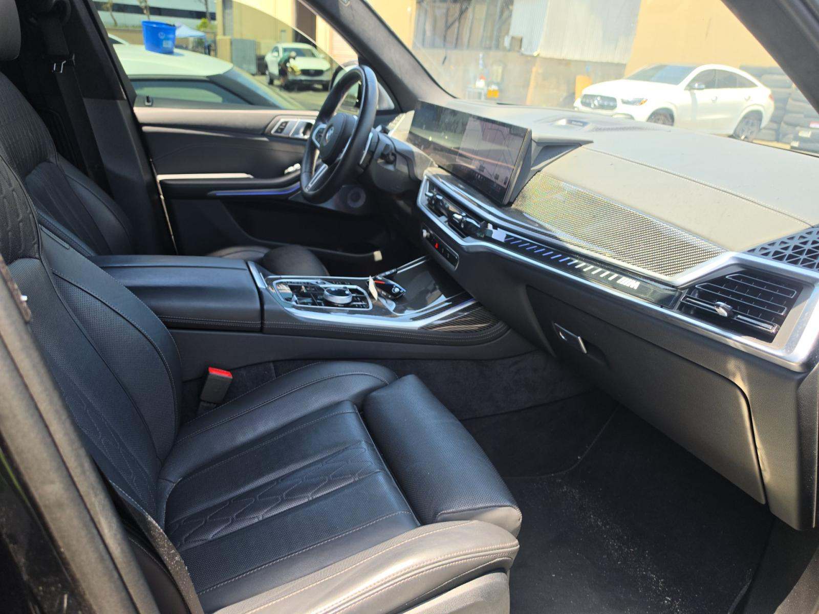 2025 BMW X7 M60i AWD