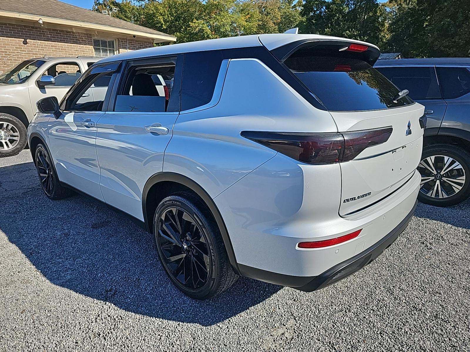 2022 Mitsubishi Outlander ES FWD