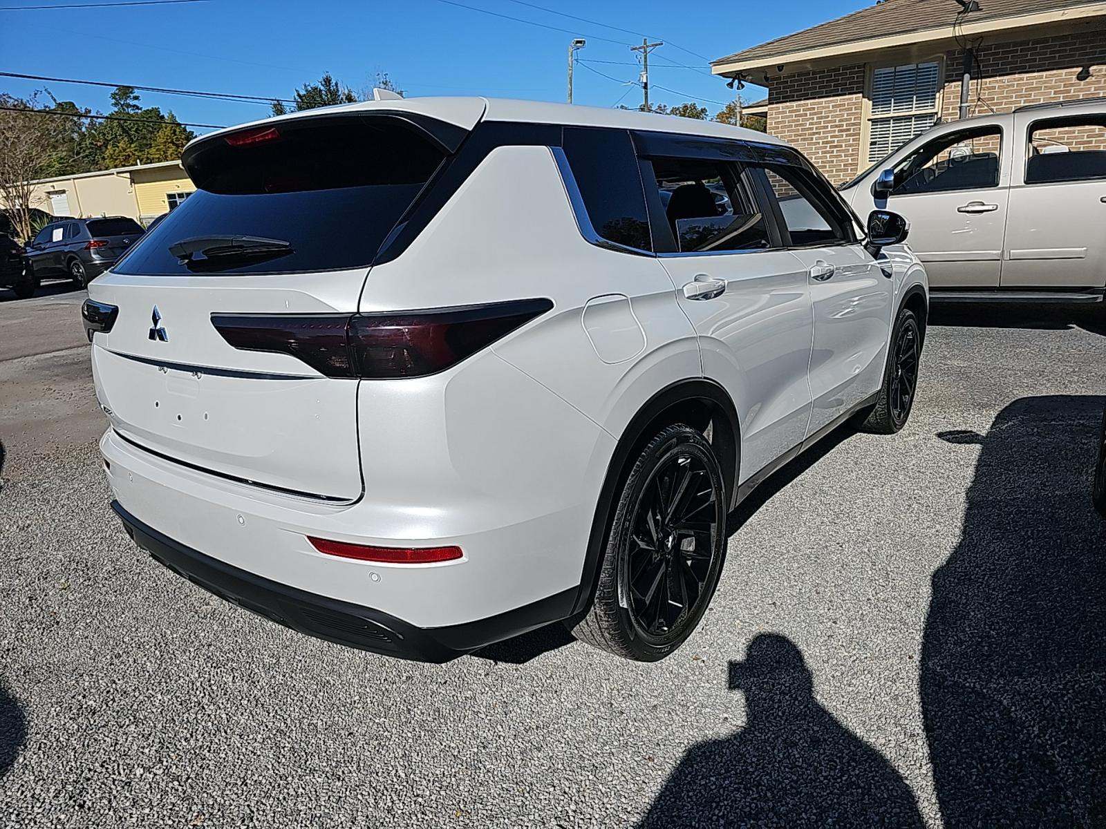 2022 Mitsubishi Outlander ES FWD