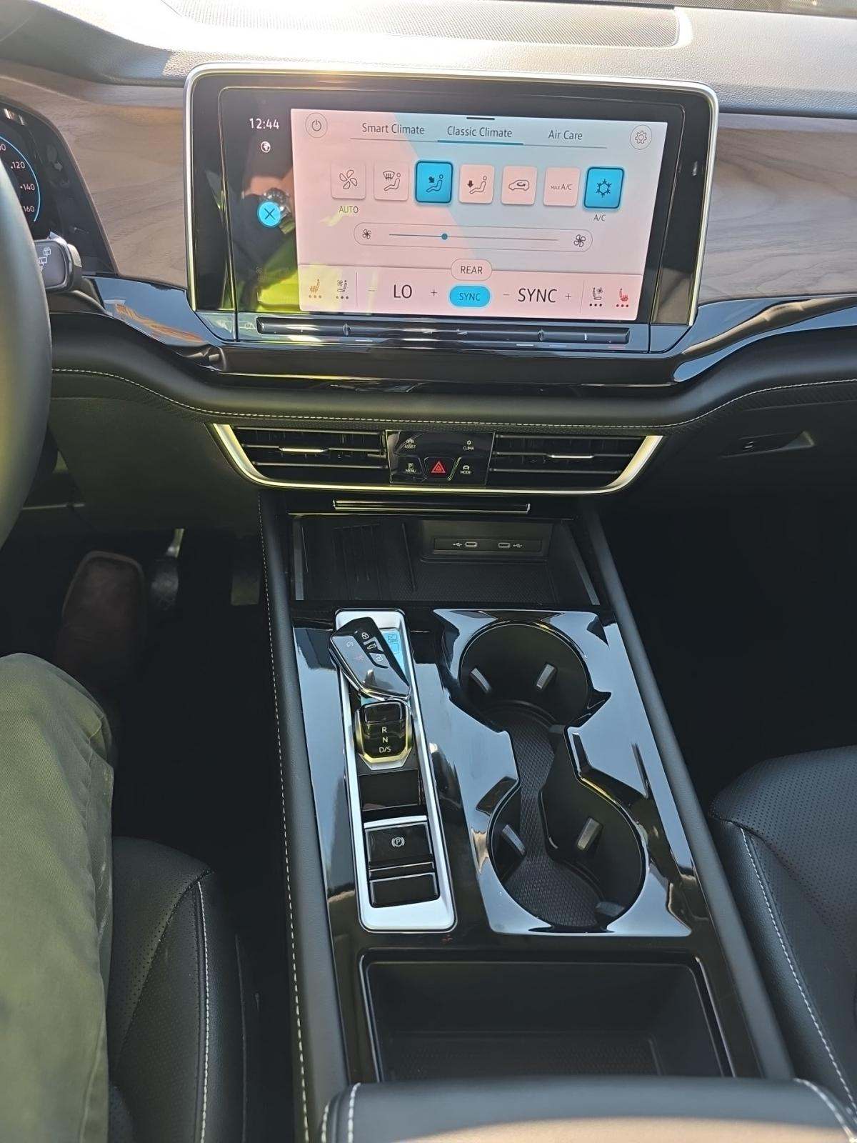 2025 Volkswagen Atlas 2.0T SE FWD