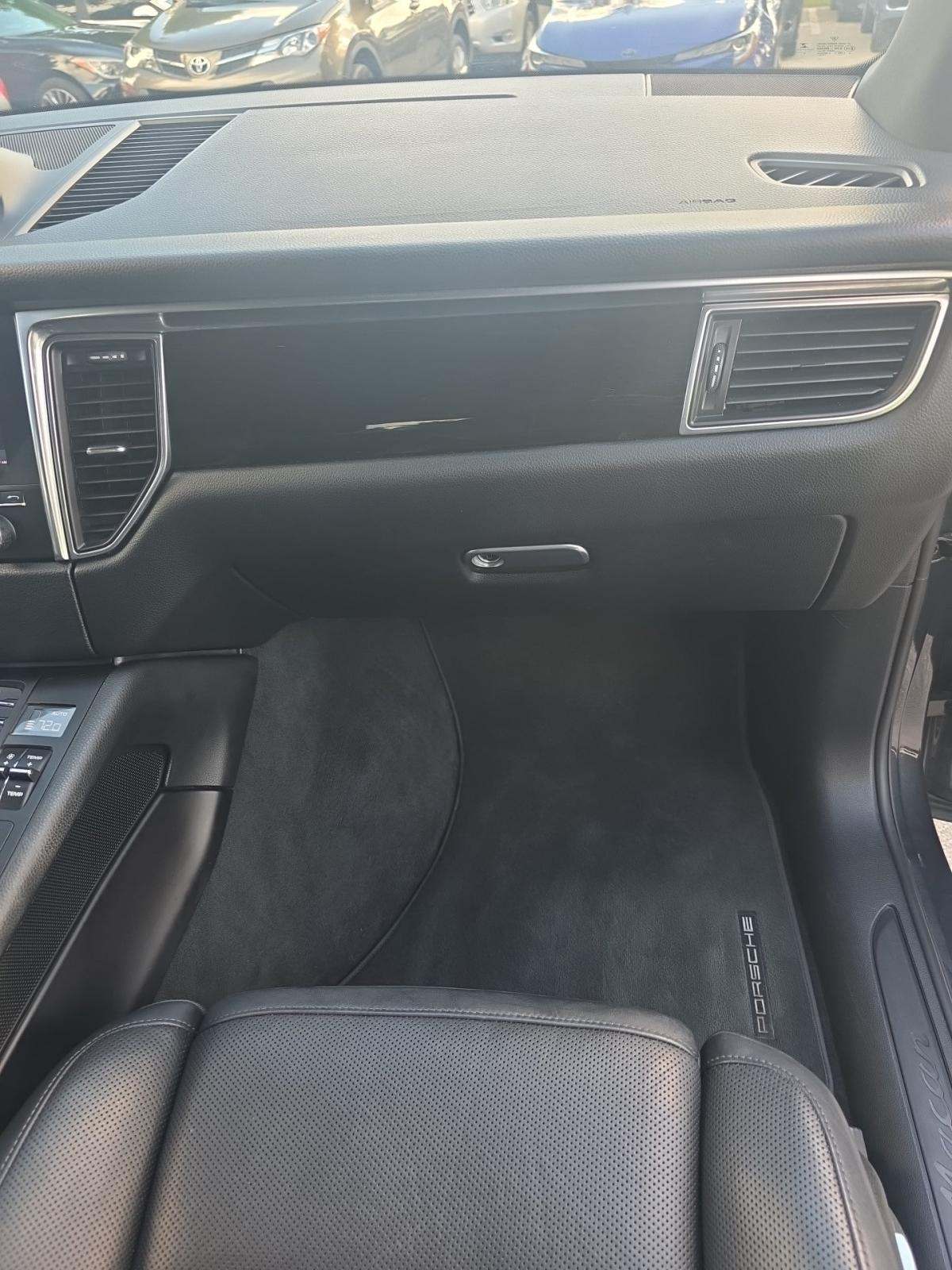 2018 Porsche Macan Base AWD