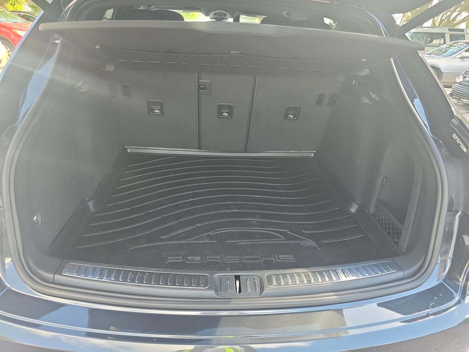 2018 Porsche Macan Base AWD