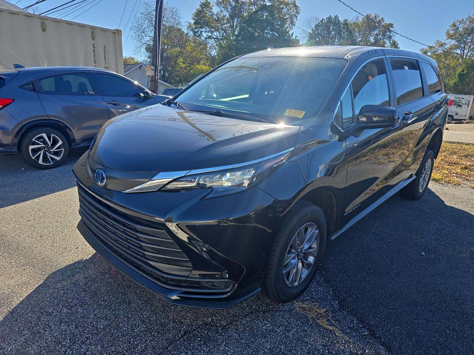 2024 Toyota Sienna LE FWD