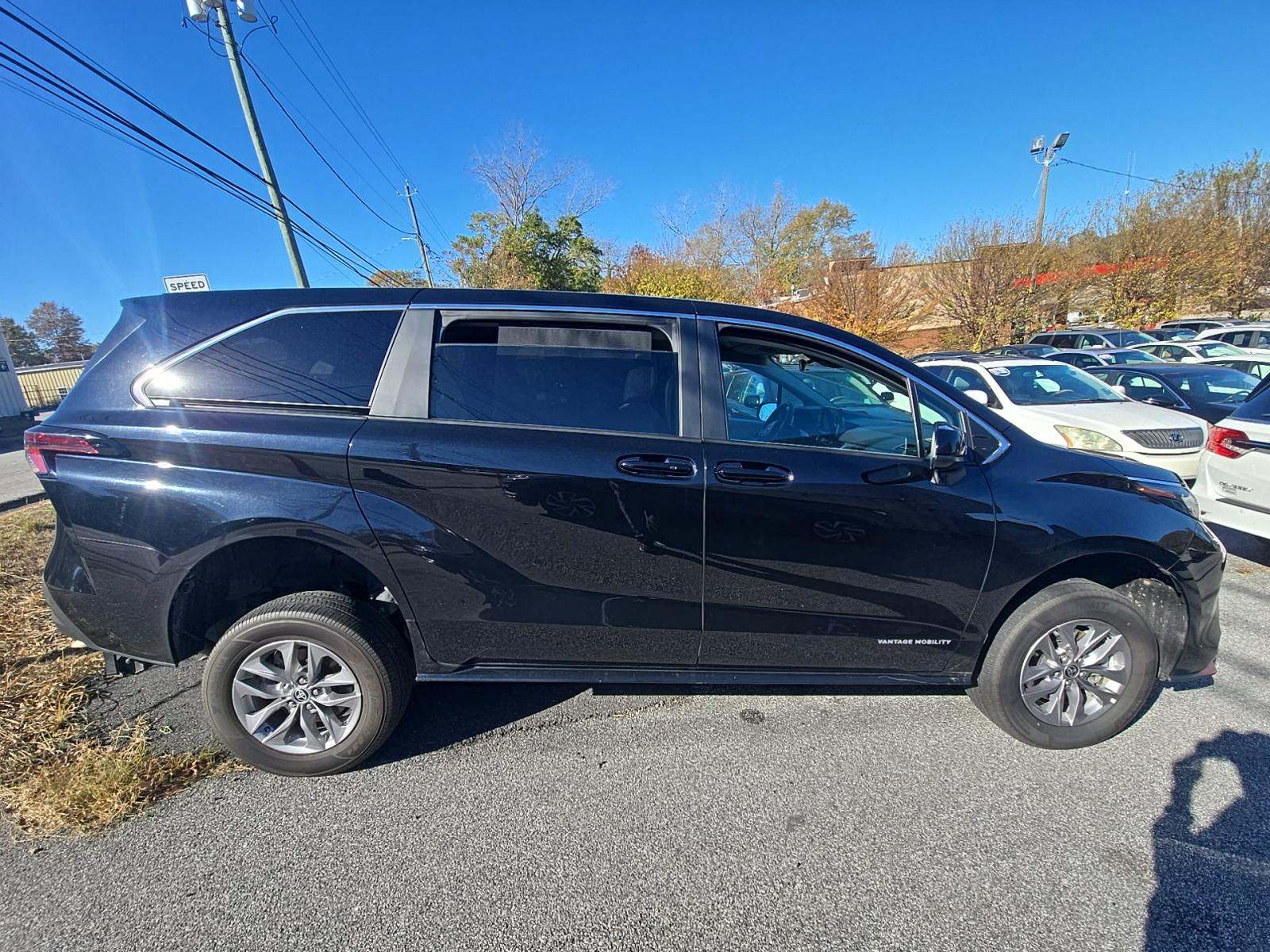 2024 Toyota Sienna LE FWD