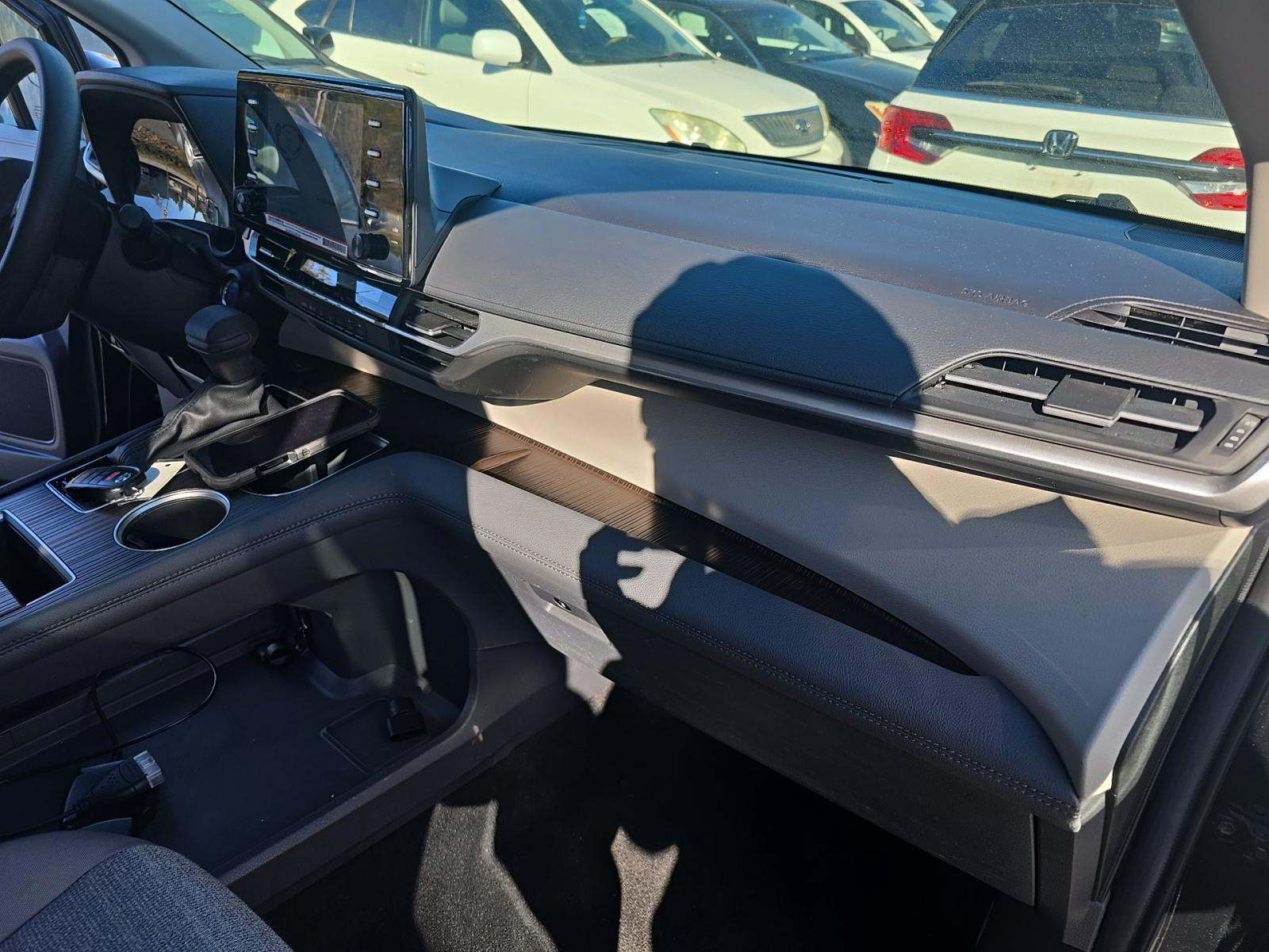 2024 Toyota Sienna LE FWD