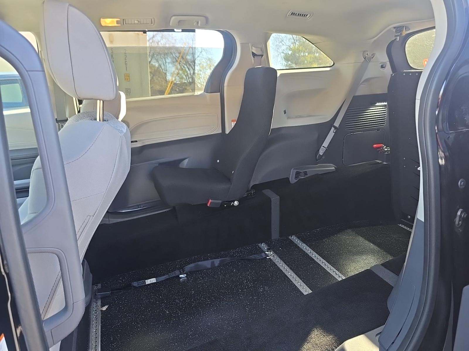 2024 Toyota Sienna LE FWD