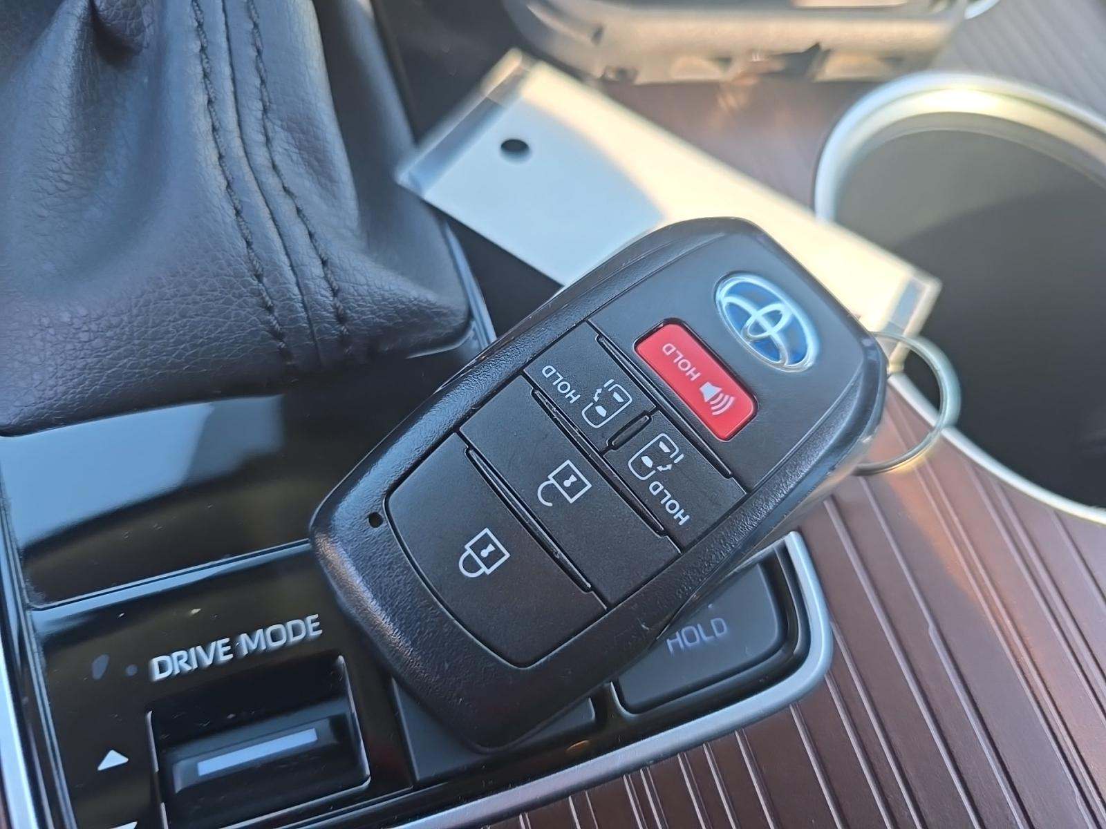 2024 Toyota Sienna LE FWD